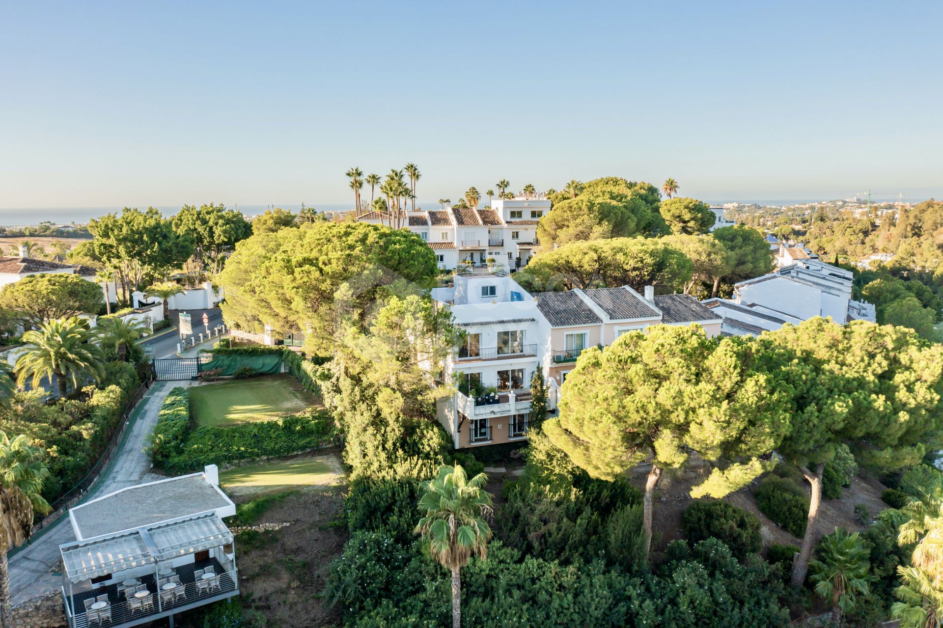 Modern townhouse with beautiful golf views!