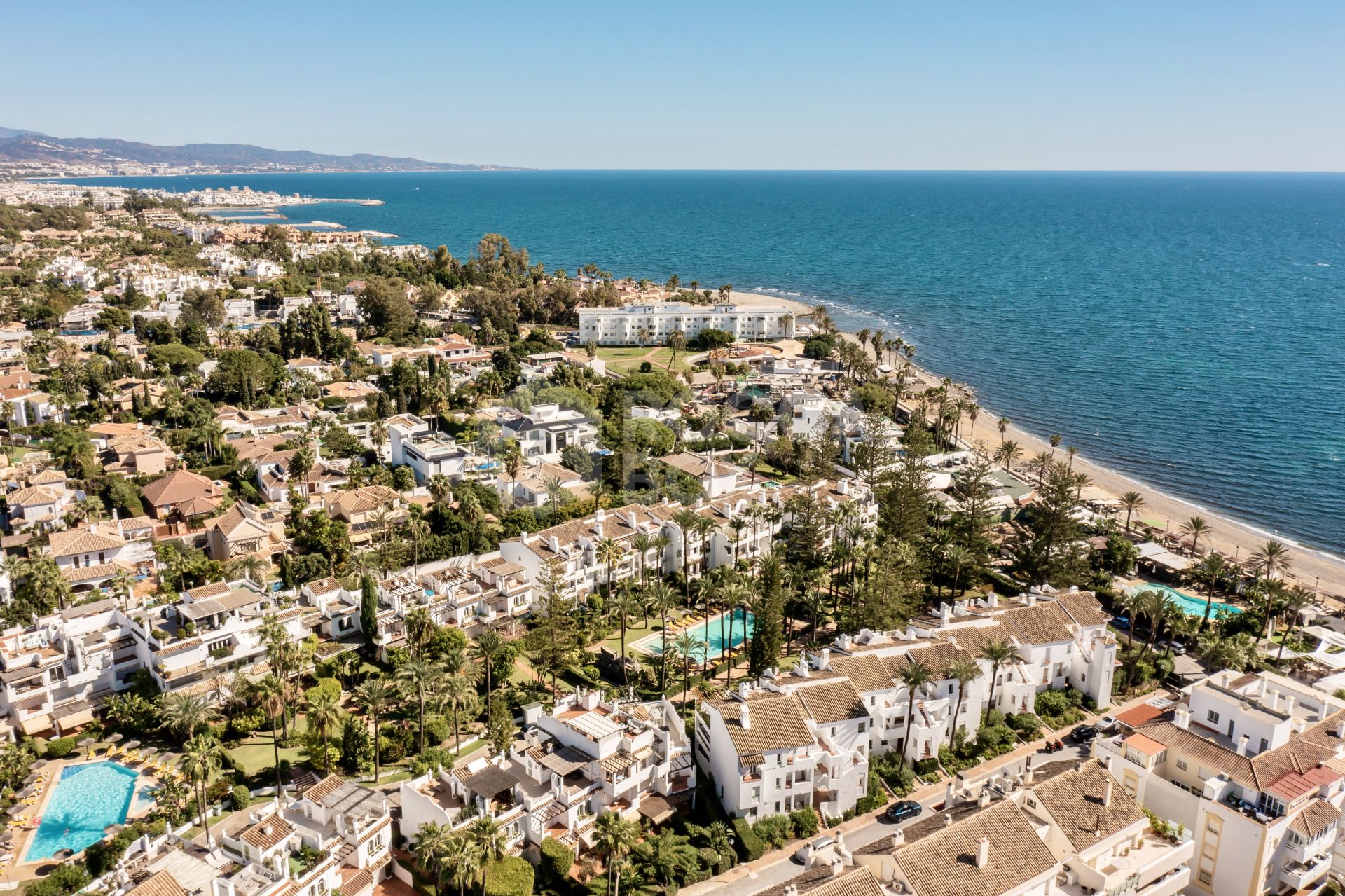 Spacious two bedroom groundfloor apartment in a beatiful Andalucian development.