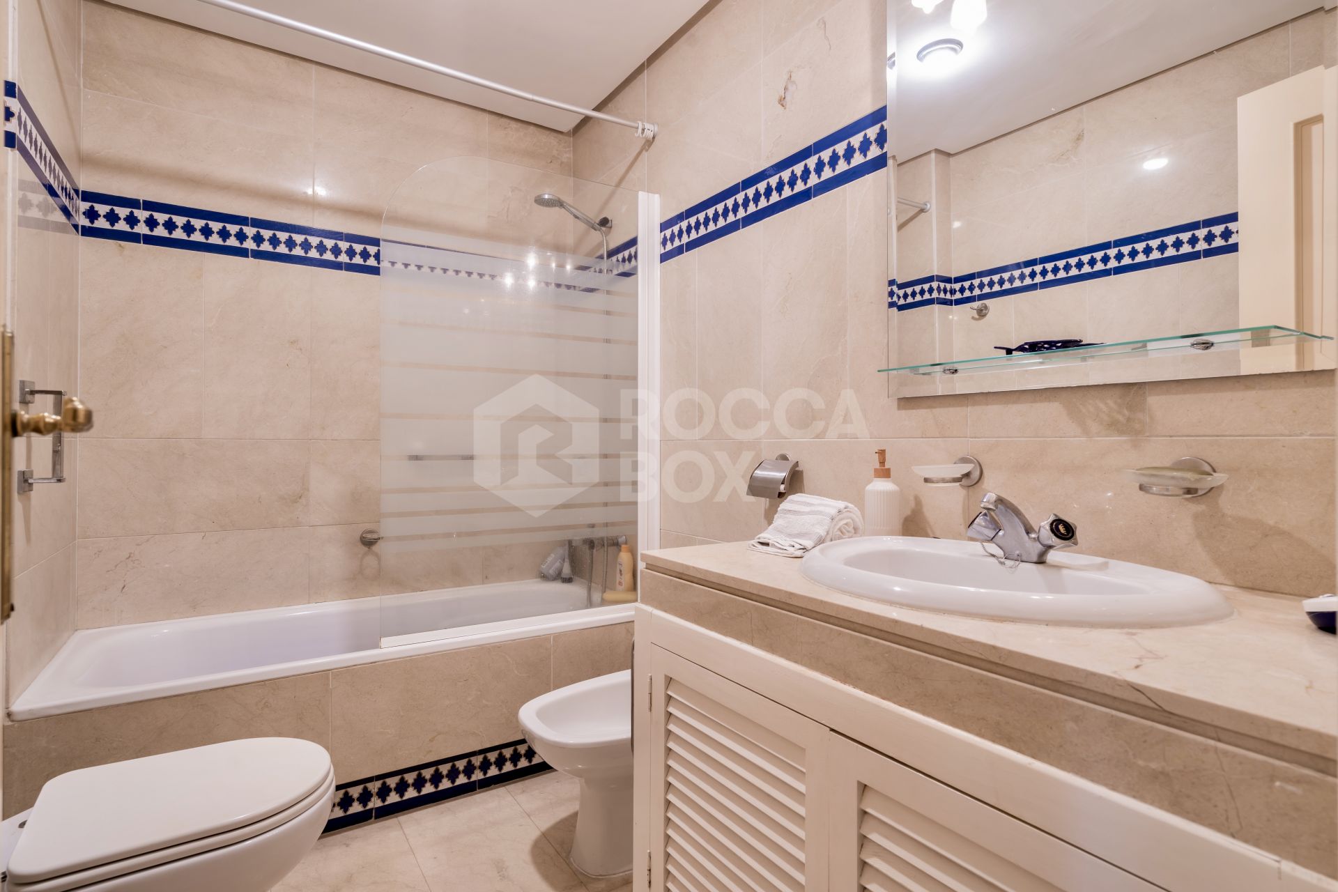 Spacious two bedroom groundfloor apartment in a beatiful Andalucian development.