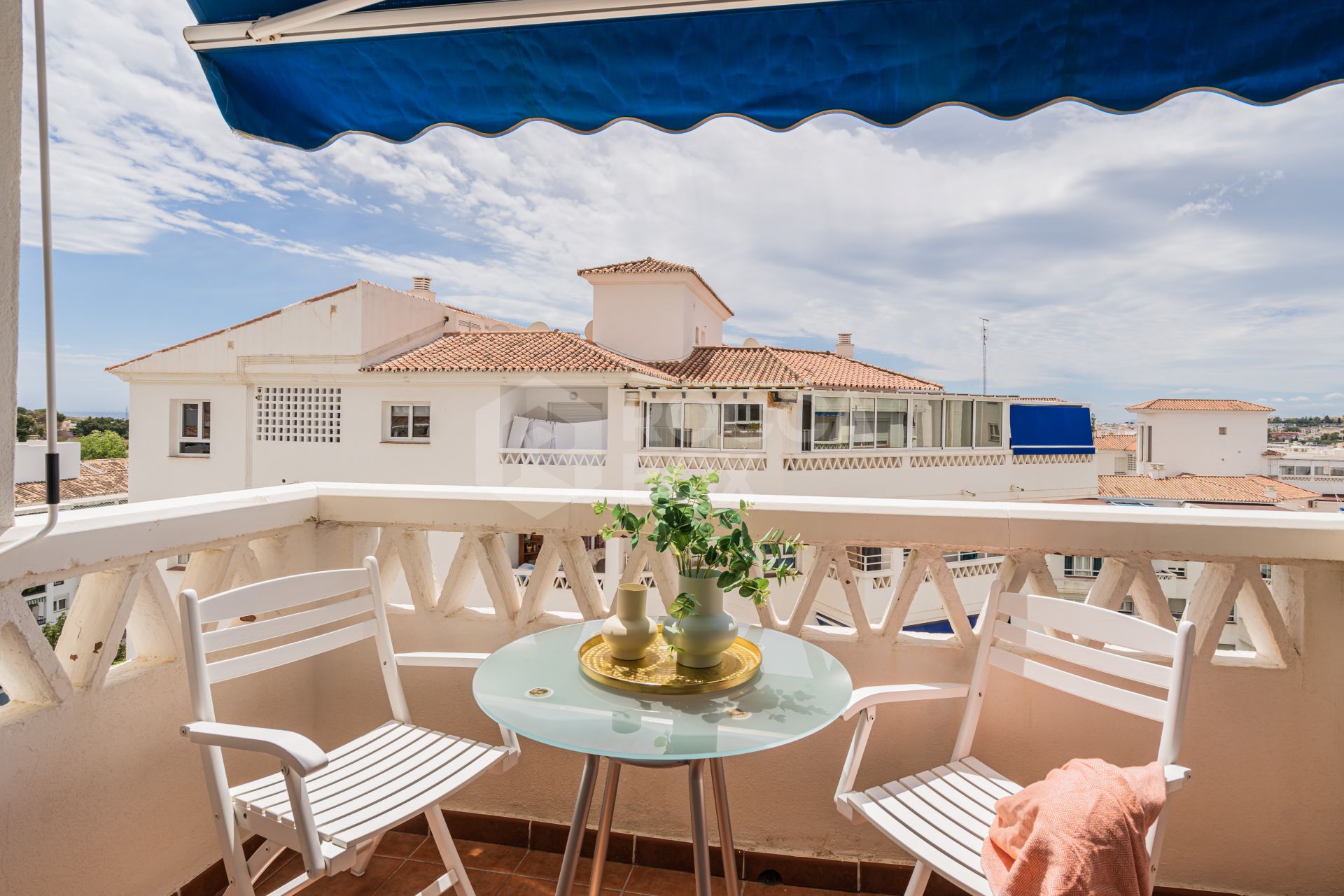 Fantastic 2 bedroom apartment on the 6th floor with nice open views from the terrace!