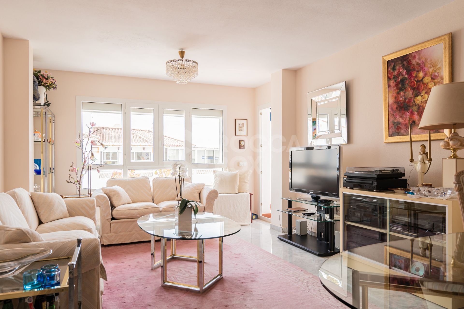 Fantastic 2 bedroom apartment on the 6th floor with nice open views from the terrace!