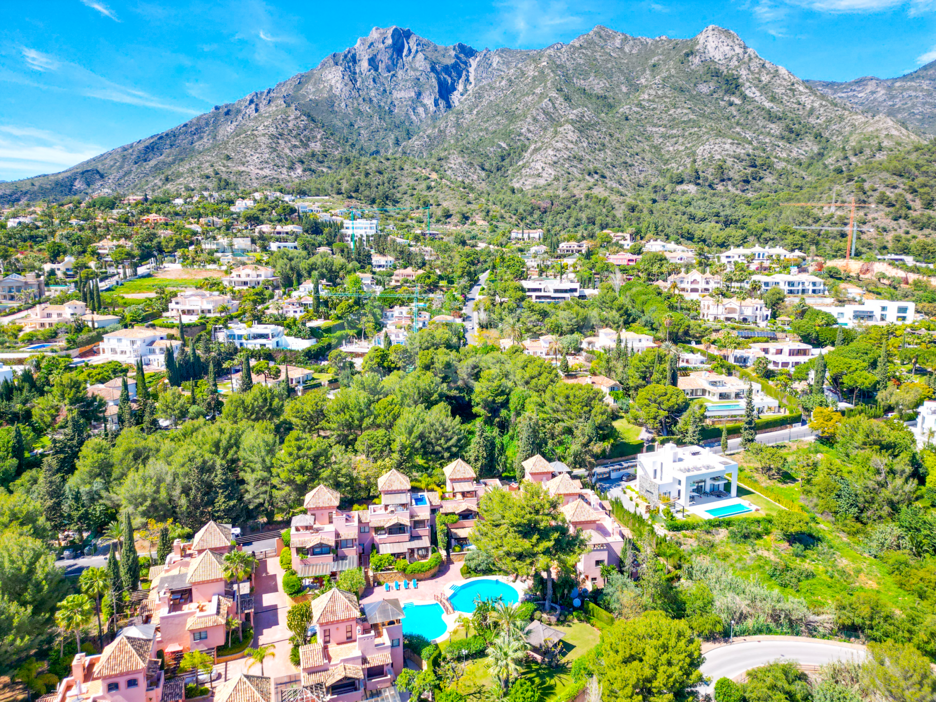 Luxury Town House in Cascada de Camojan, Marbella