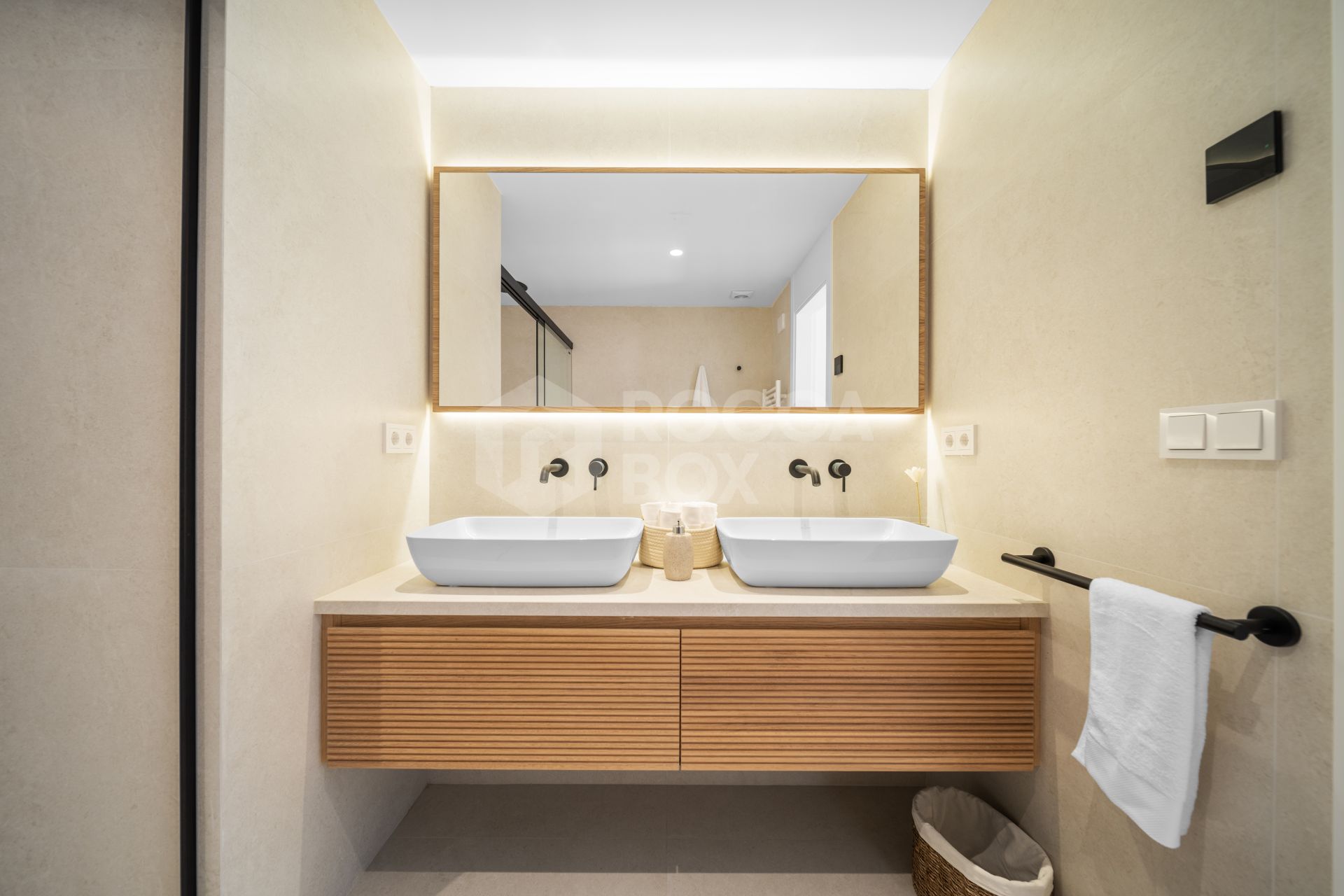 Turnkey Luxury 3-Bedroom Town House in El Palmeral, Nueva Andalucia