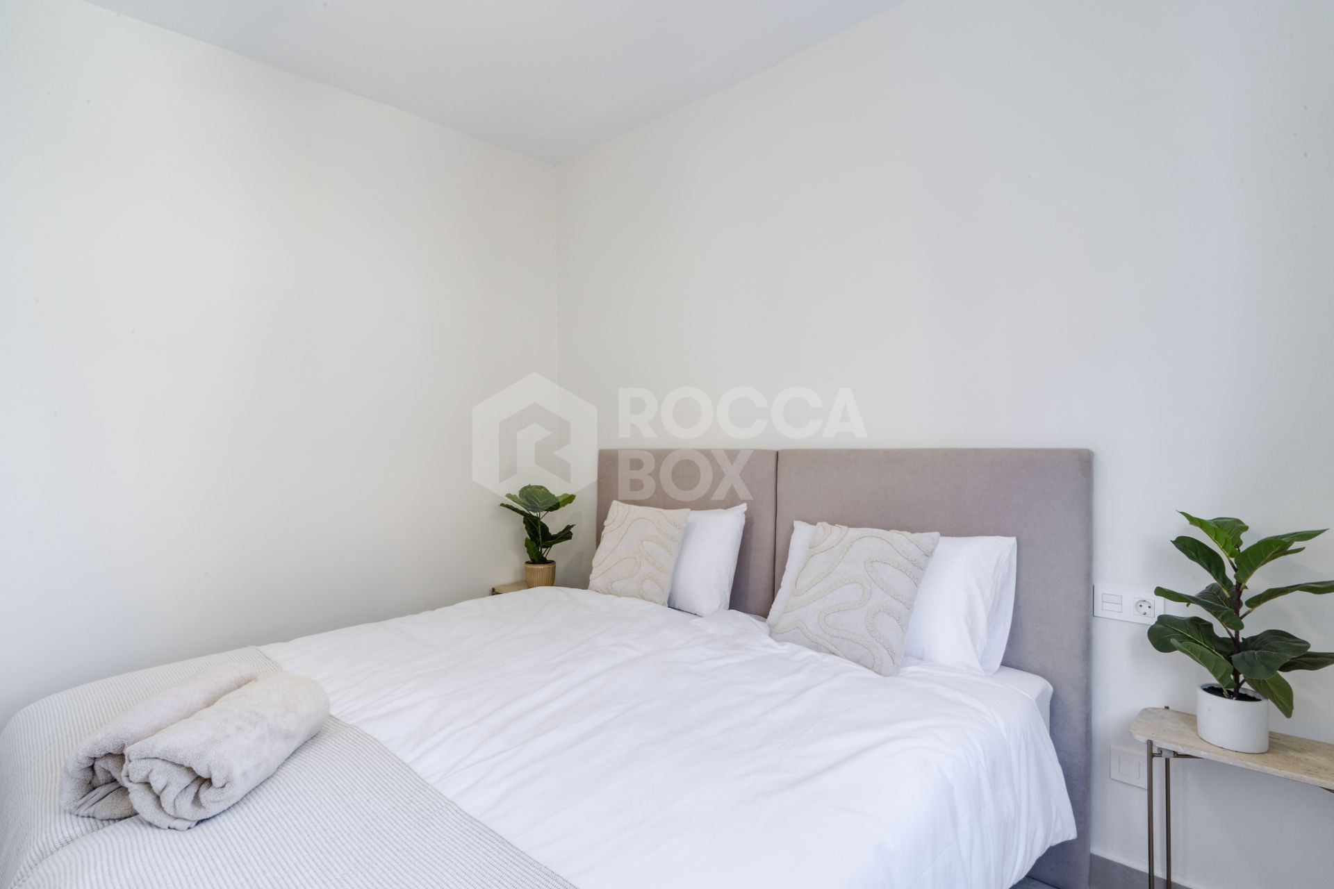 Superb Fully Renovated Three-Bedroom Apartment Steps from Estepona Beach