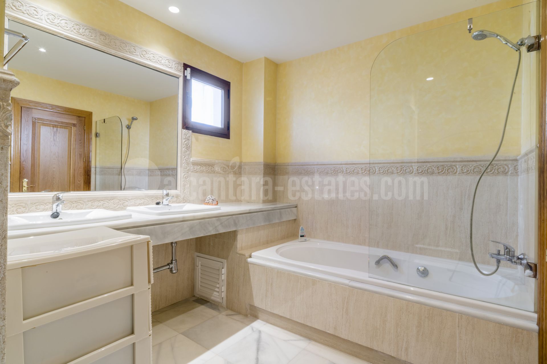 Ground Floor Apartment in La Quinta del Virrey, Marbella