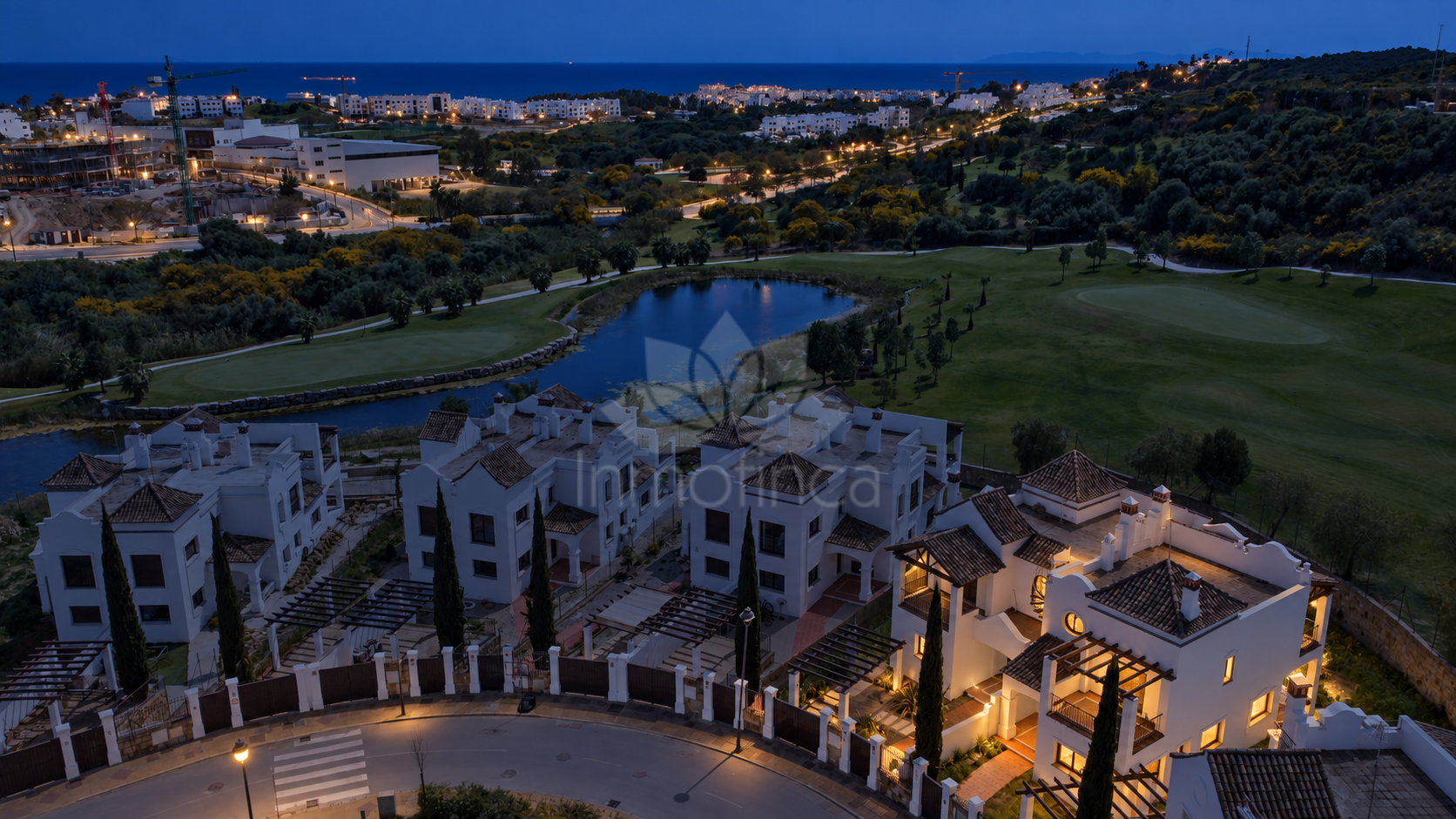 Villa Pareada en Azata Golf, Estepona
