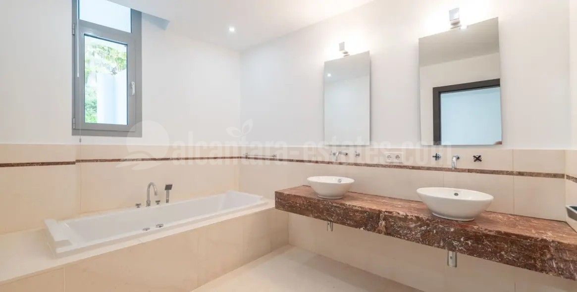 Semi Detached Villa in Meisho Hills, Marbella