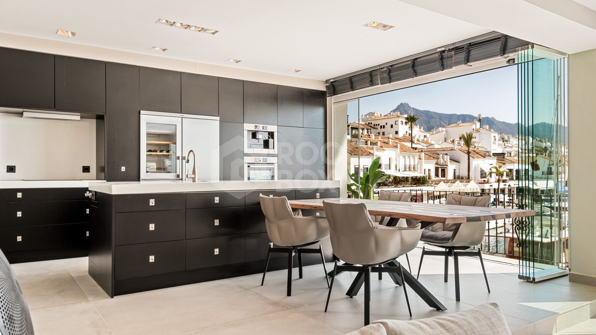 Luxury Renovated Frontline Apartment with Panoramic Views in Benabola, Puerto Banús