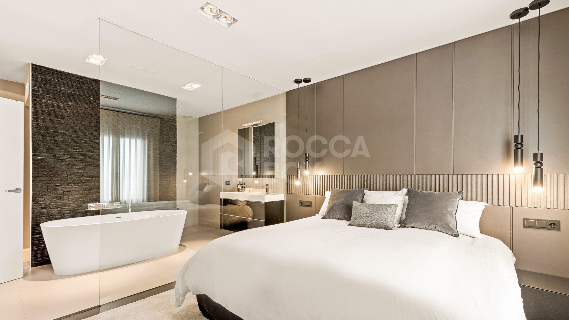 Luxury Renovated Frontline Apartment with Panoramic Views in Benabola, Puerto Banús