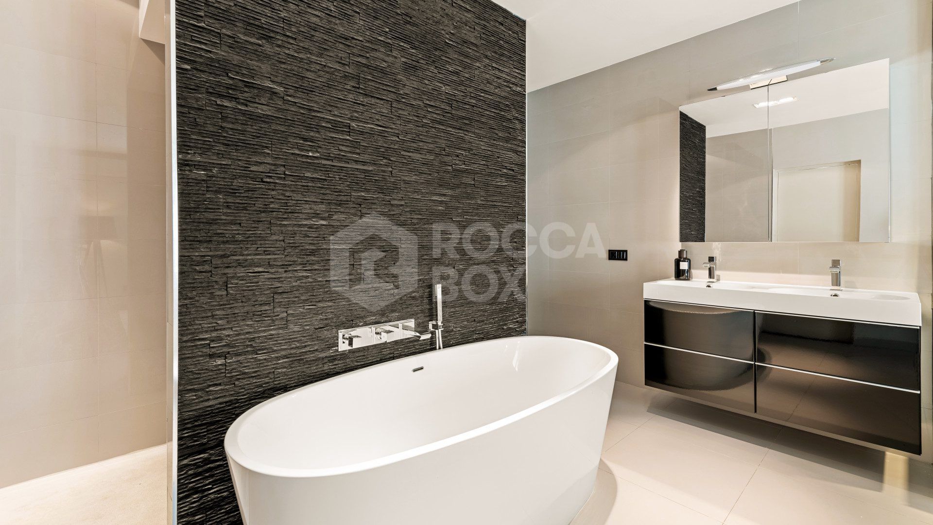 Luxury Renovated Frontline Apartment with Panoramic Views in Benabola, Puerto Banús