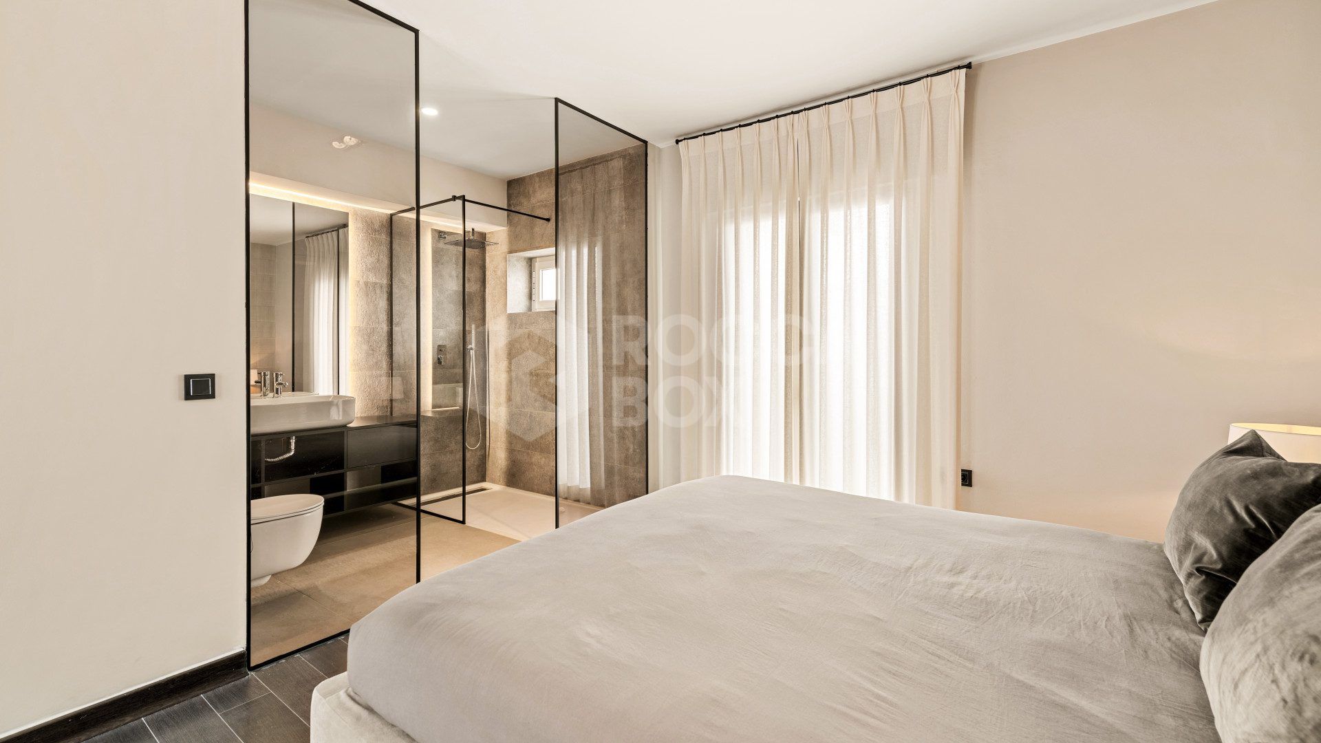 Luxury Renovated Frontline Apartment with Panoramic Views in Benabola, Puerto Banús