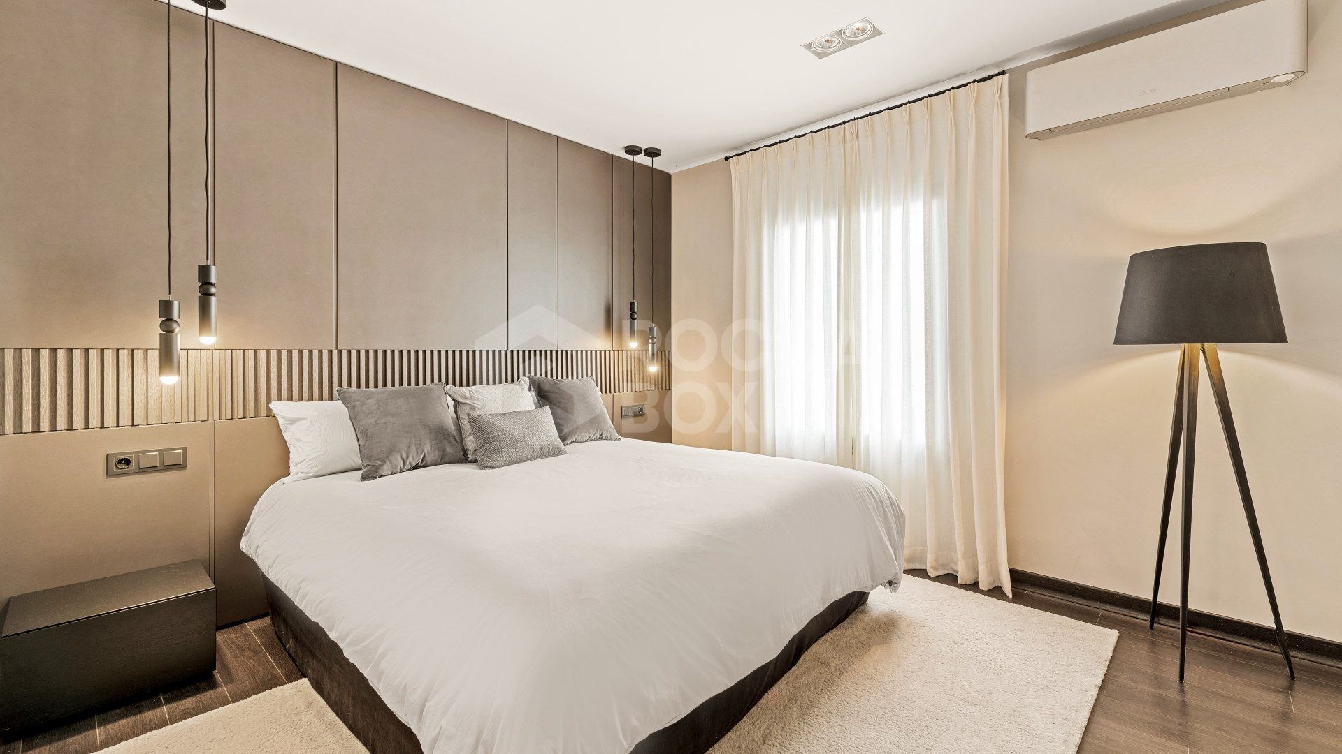 Luxury Renovated Frontline Apartment with Panoramic Views in Benabola, Puerto Banús