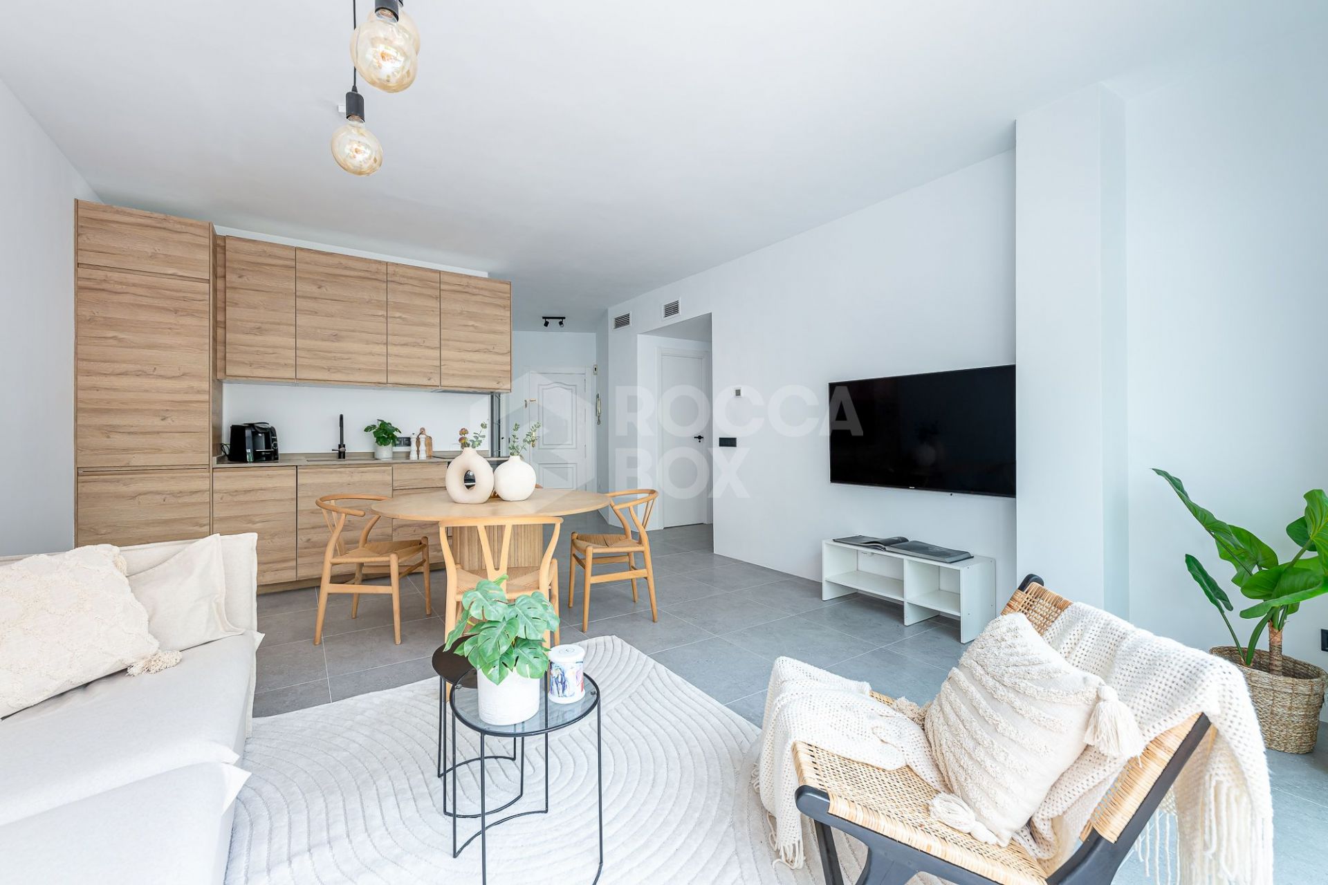 Top Renovated 2-Bed Apartment in the Heart of Nueva Andalucía