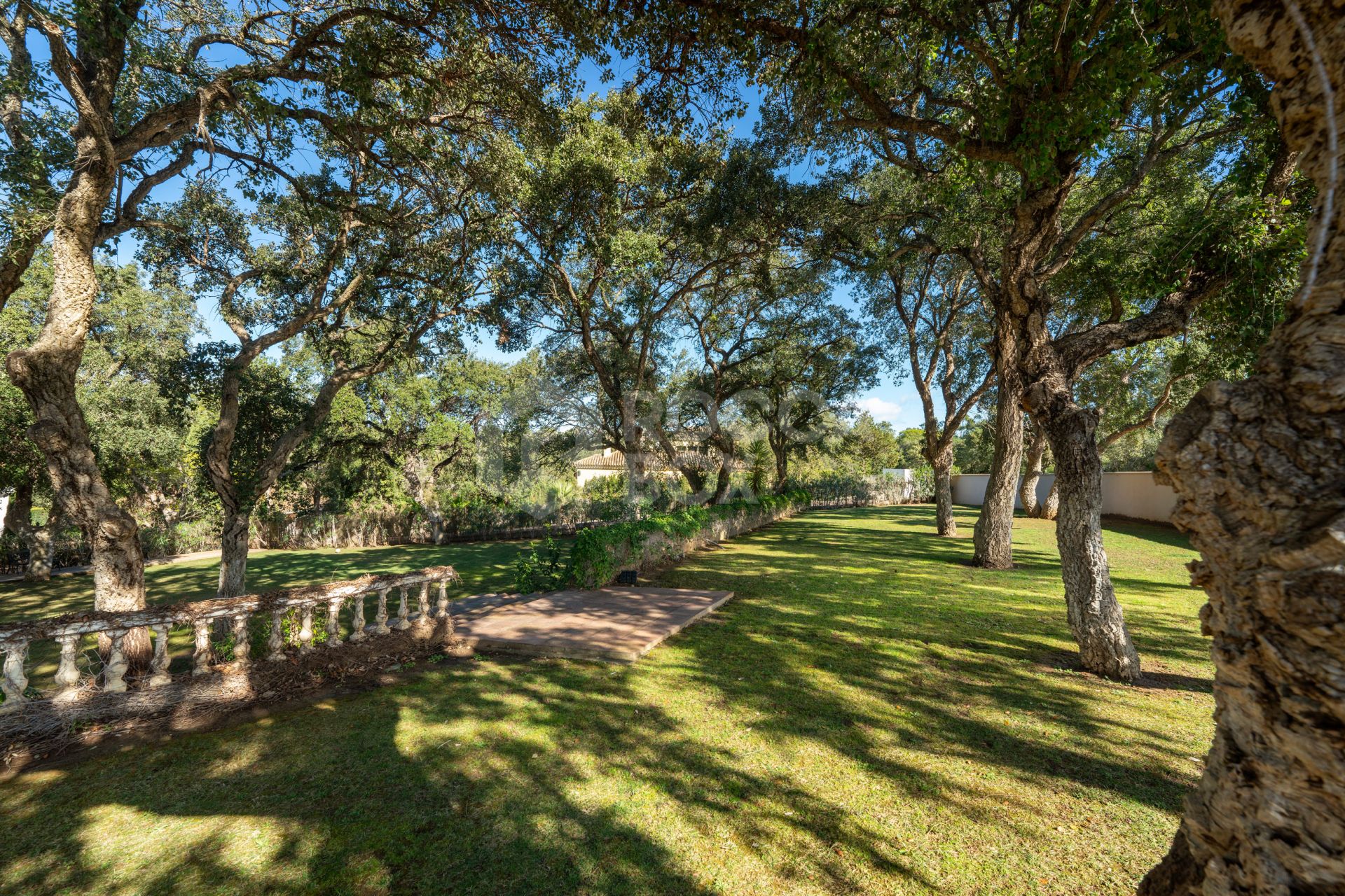 Plot with own water, with beautiful mature garden; exterior enclosure wall and completely fenced, for sale in Sotogrande
