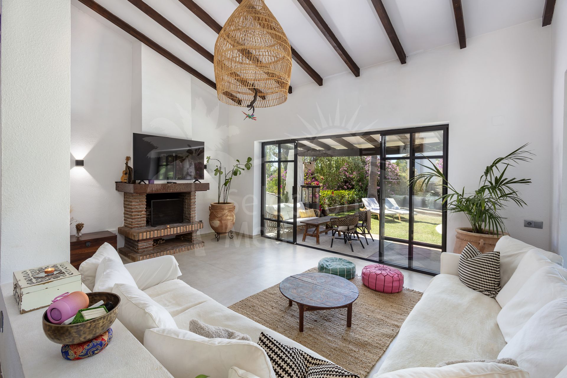 Modern Andalusian family villa in excellent location