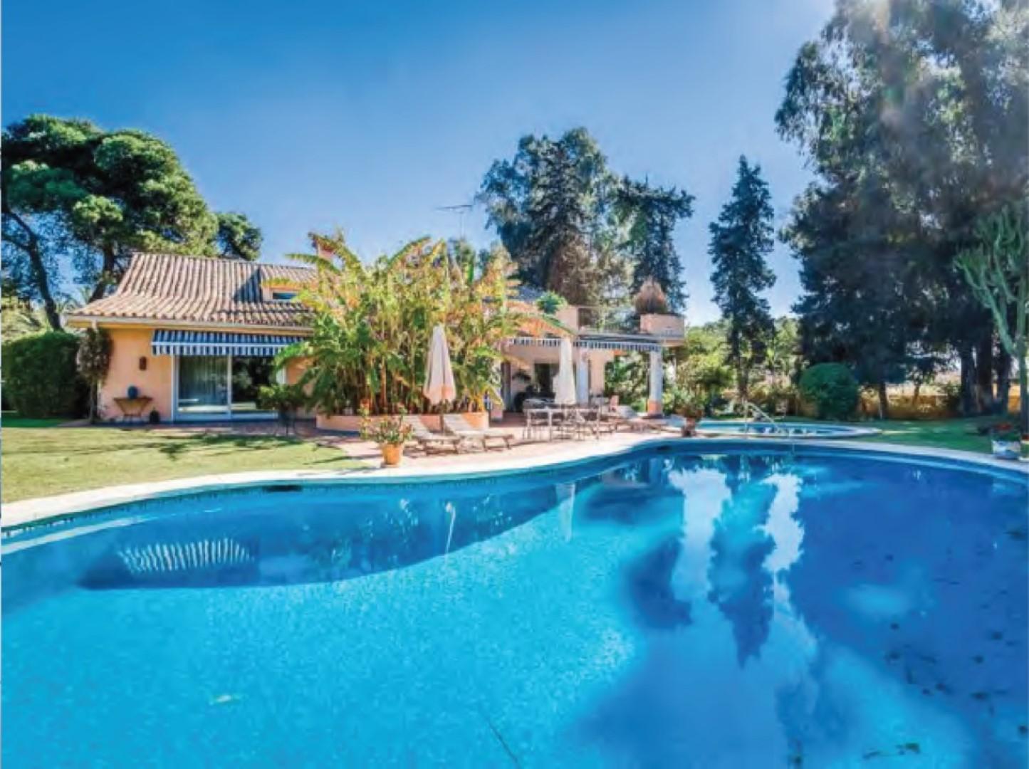 Villa junto a la playa a la venta en la Nueva Milla de Oro, Estepona, Costa del Sol