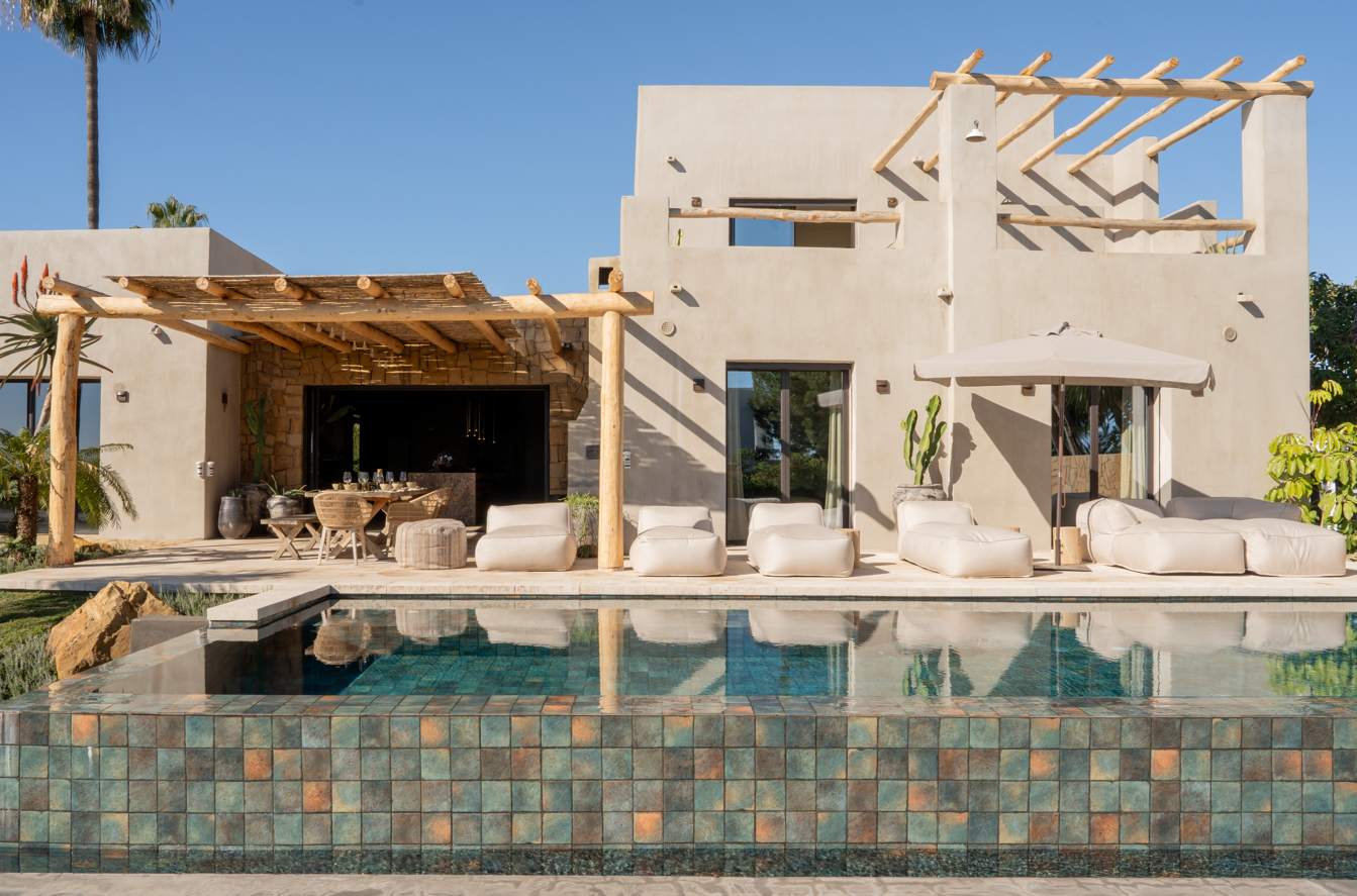 Single Luxury Villa i Selwo: Fusion af eksotiske stilarter med havudsigt