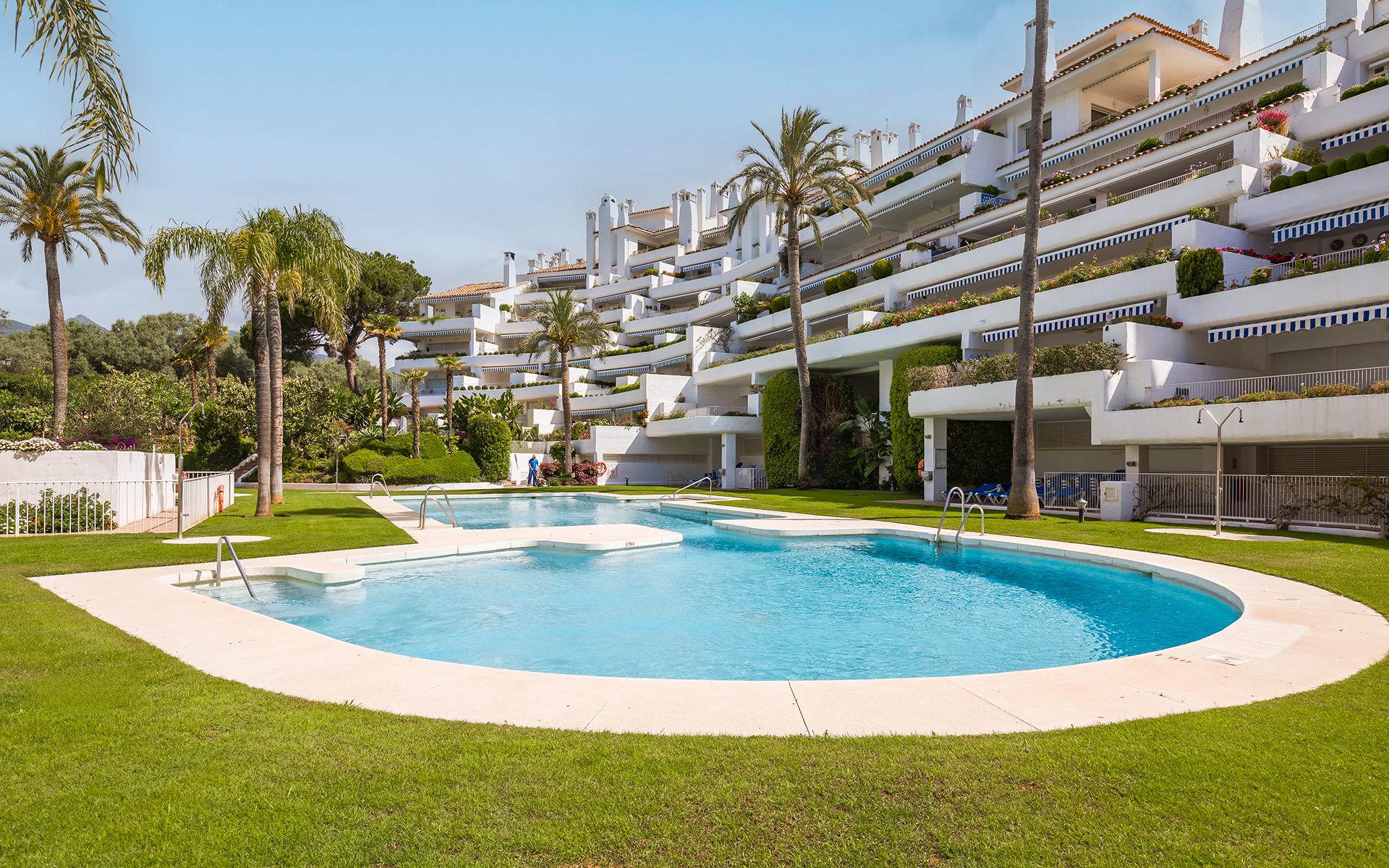 Elegant south-facing duplex with spacious terraces in Río Real, East Marbella