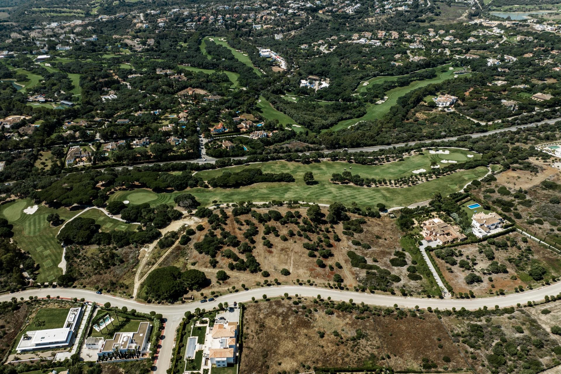 Parcela llana orientada al sur en una tranquila calle sin salida en La Reserva, una exclusiva zona residencial en Sotogrande