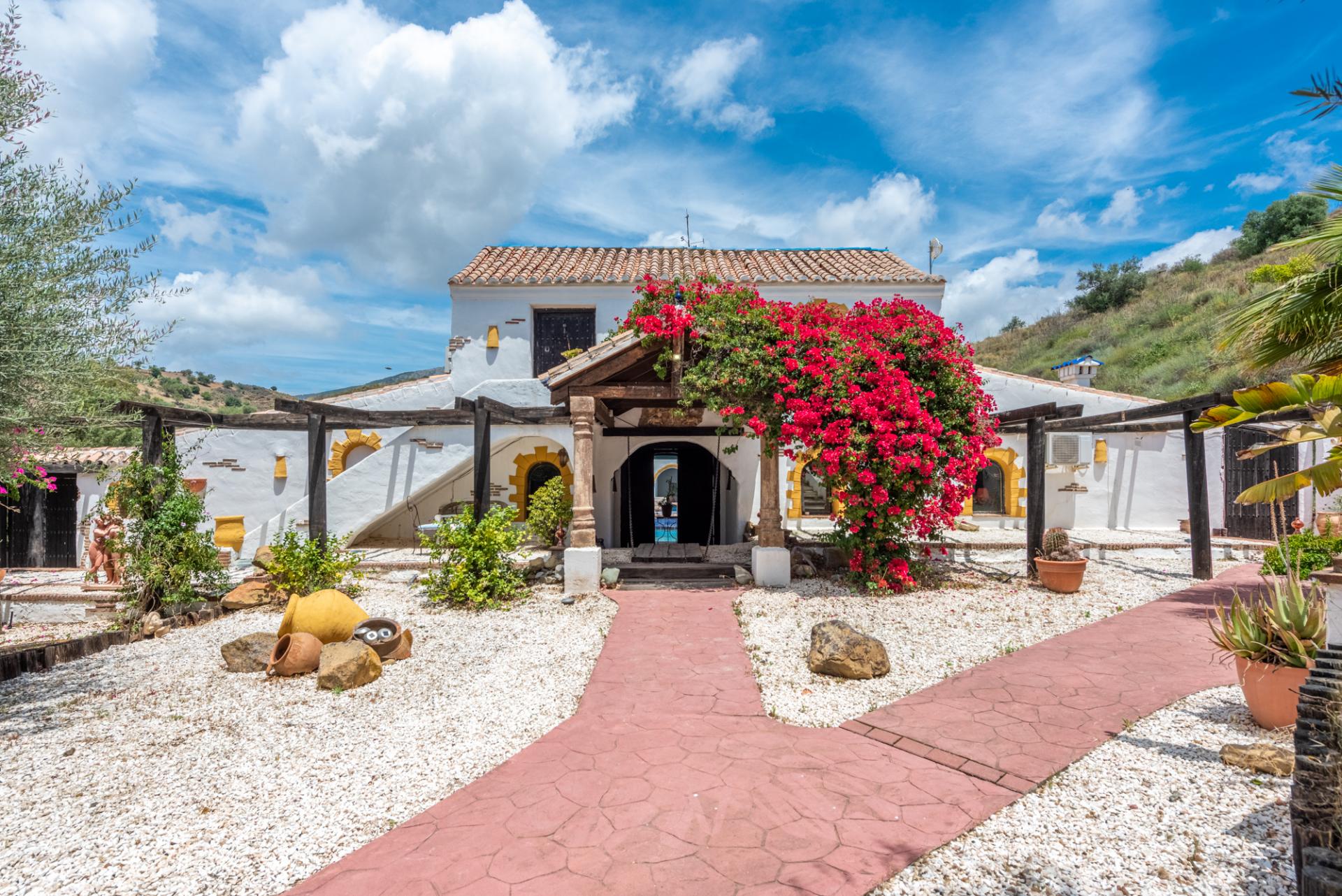 Welkom bij deze uitzonderlijke woning in het betoverende gebied van Lomas del Flamenco.
