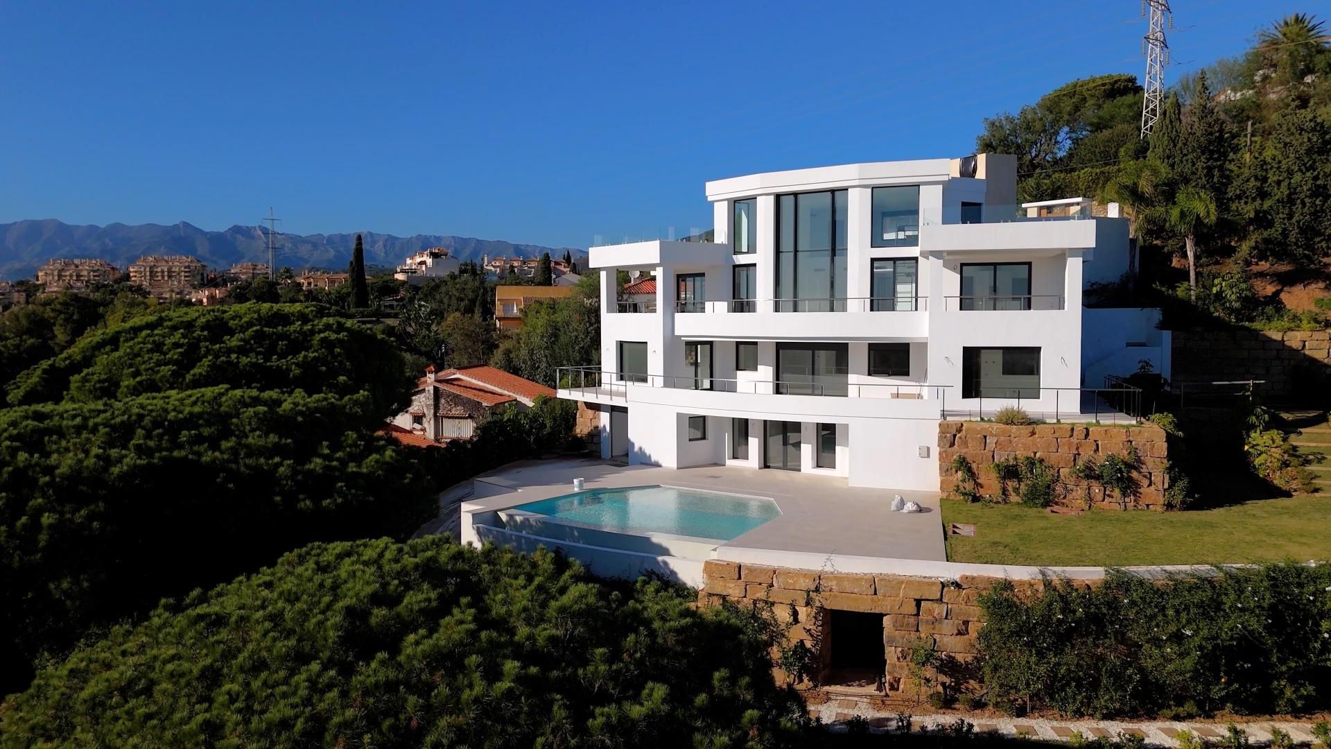 Luxurious Contemporary Villa with Panoramic Seaviews located in Elviria