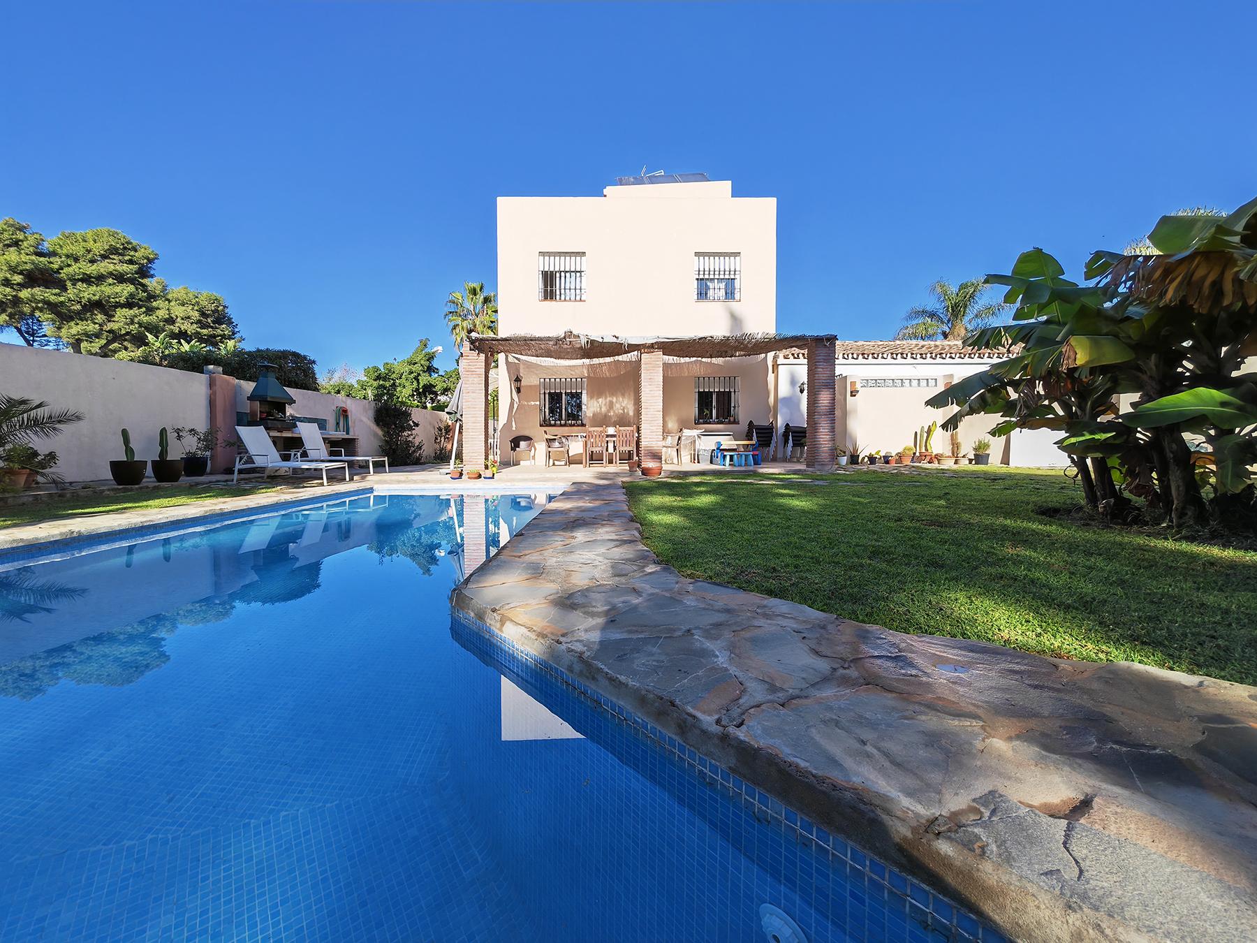 Amplia villa en venta con piscina privada en San Pedro de Alcántara
