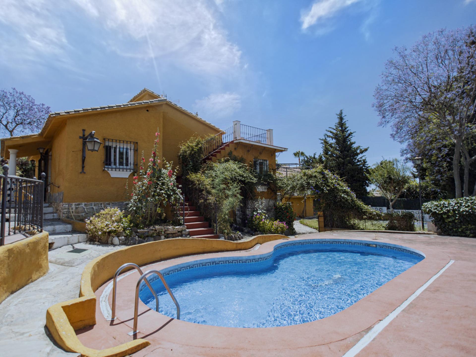 Villa til salg i Rio Real, Marbella Este