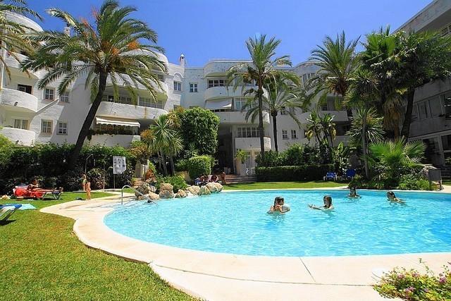 Appartement begane grond te koop in Marbella Real, Marbella Golden Mile