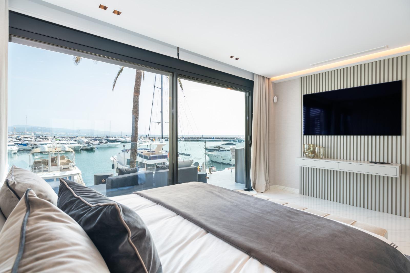 Luxury apartment front line Puerto Banus