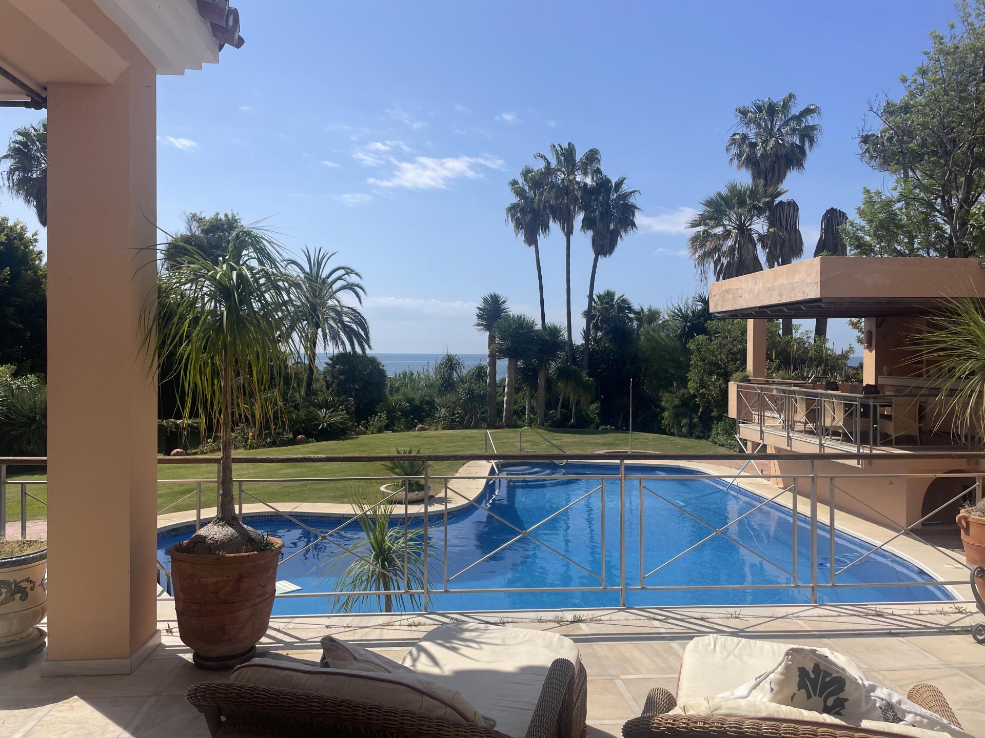 Villa en primera línea de playa, Nueva Milla de Oro, Estepona
