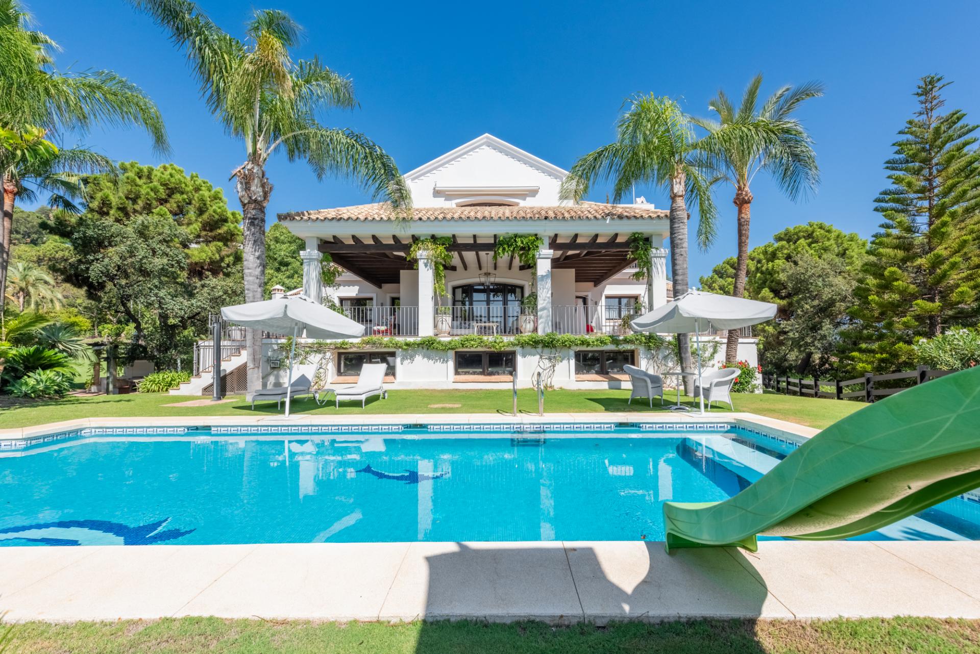 Magnifique villa à La Zagaleta, avec vue sur la mer et une piscine intérieure et SPA!