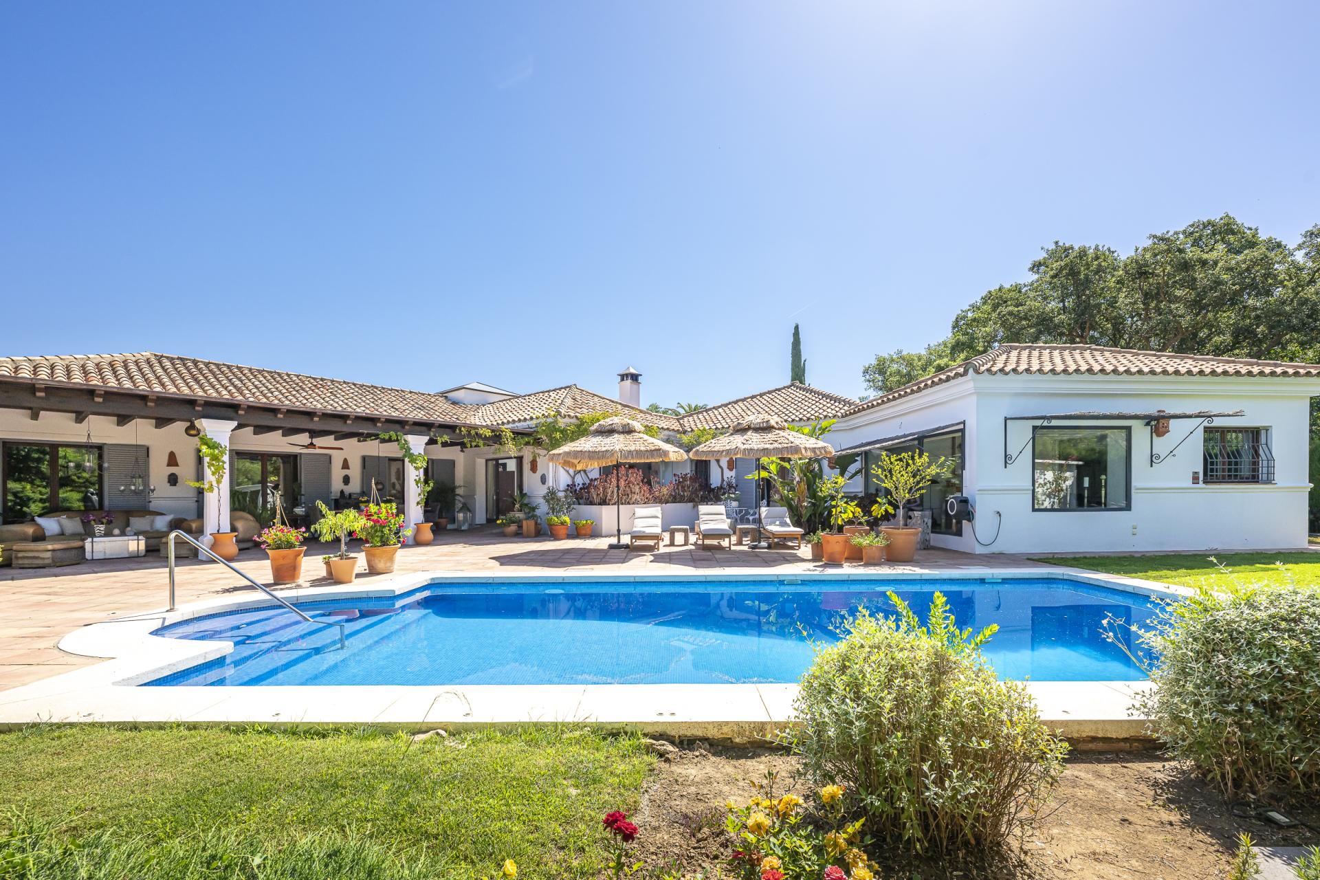 Moderna villa completamente renovada con 6,5 dormitorios en la Zona D de Sotogrande