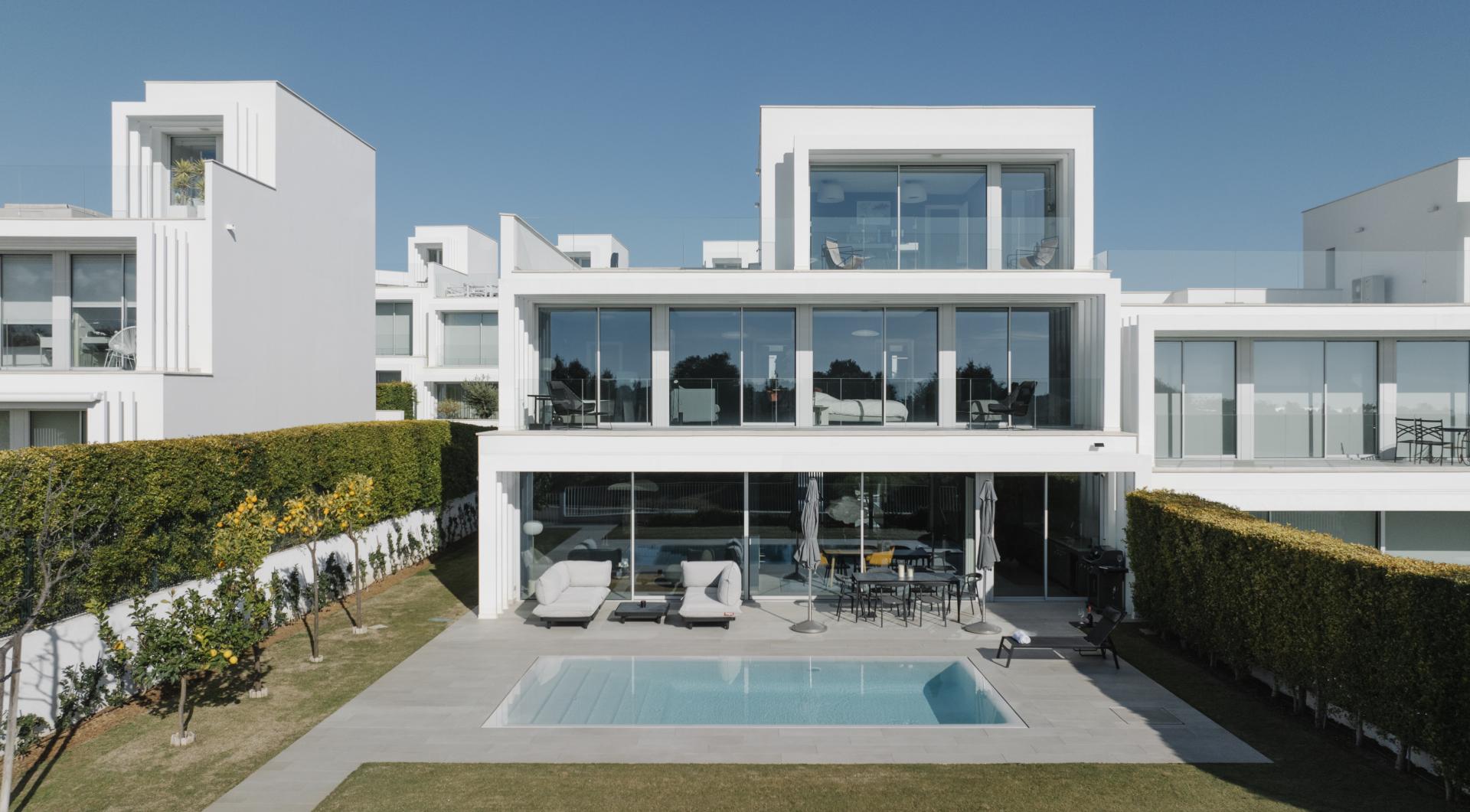 Semi-fritliggende hus til salg i Sotogrande