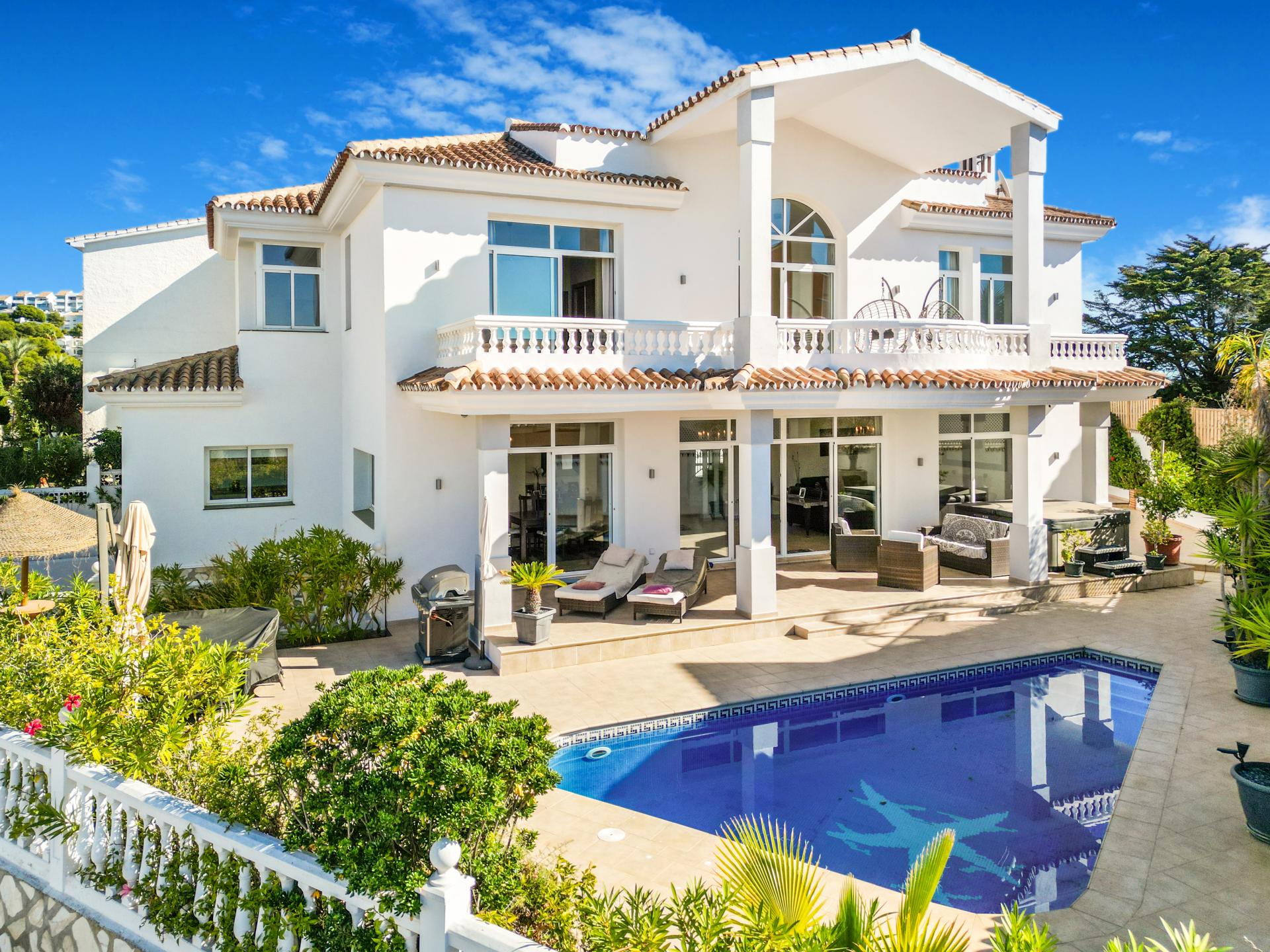 Fantastic four bedroom, southwest facing villa located in a residential area of Riviera Del Sol with sea views
