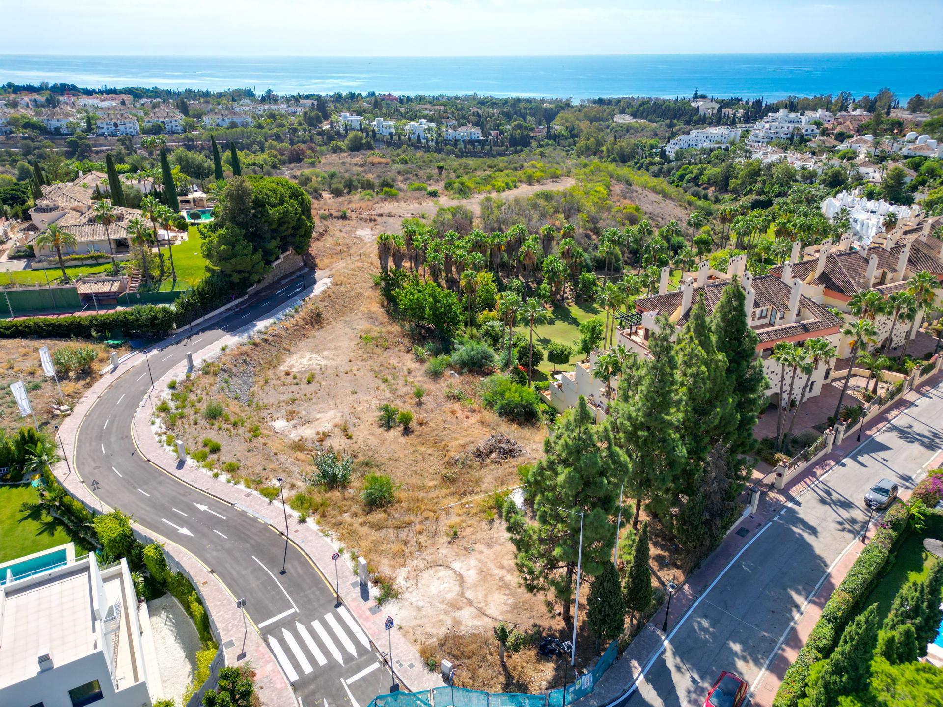 Terrain incroyable et projet à vendre sur le Golden Mile de Marbella, Lomas de Marbella Club - avec vue sur la mer