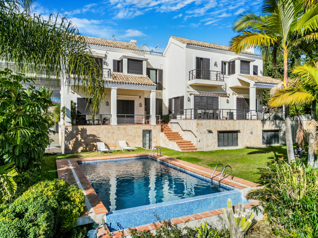Fantastiskt fem sovrum, söderläge villa i La Quinta, Benahavis med havs- och golfvyer