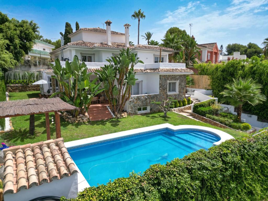 Élégante villa de six chambres au sud-ouest dans un quartier résidentiel calme d'Atalaya Rio Verde à Nueva Andalucia