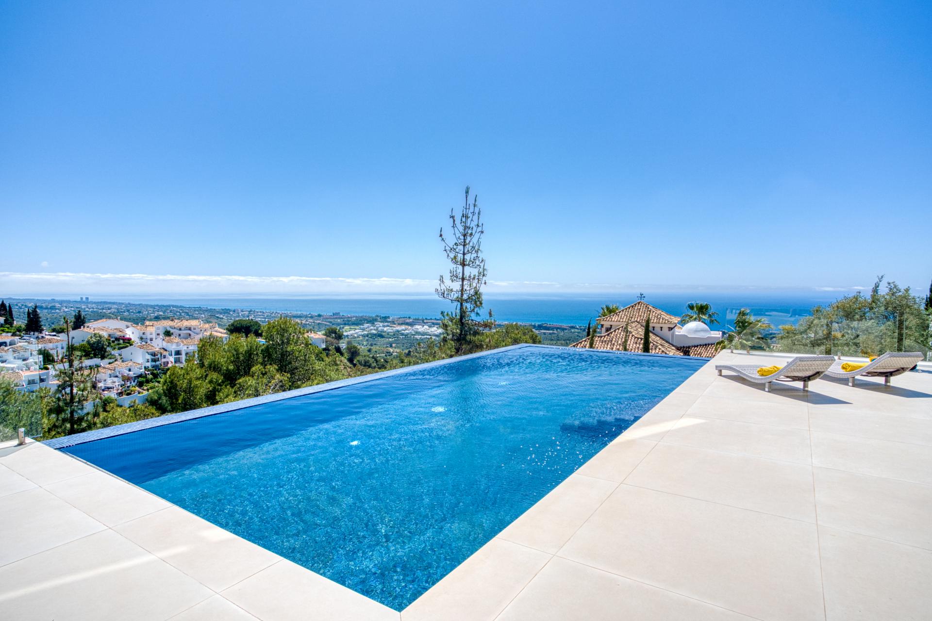 Superbe villa de cinq chambres située à Altos de Los Monteros avec vue panoramique sur la mer