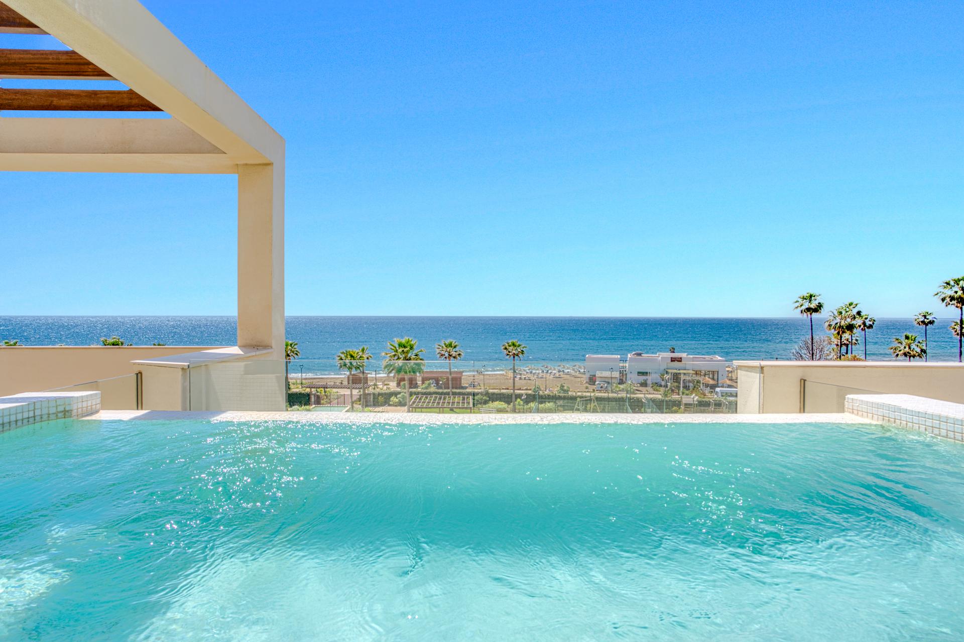 Lyxig fyra sovrum duplex takvåning ligger i en strand gemenskap på Marbellas prestigefyllda New Golden Mile med havsutsikt