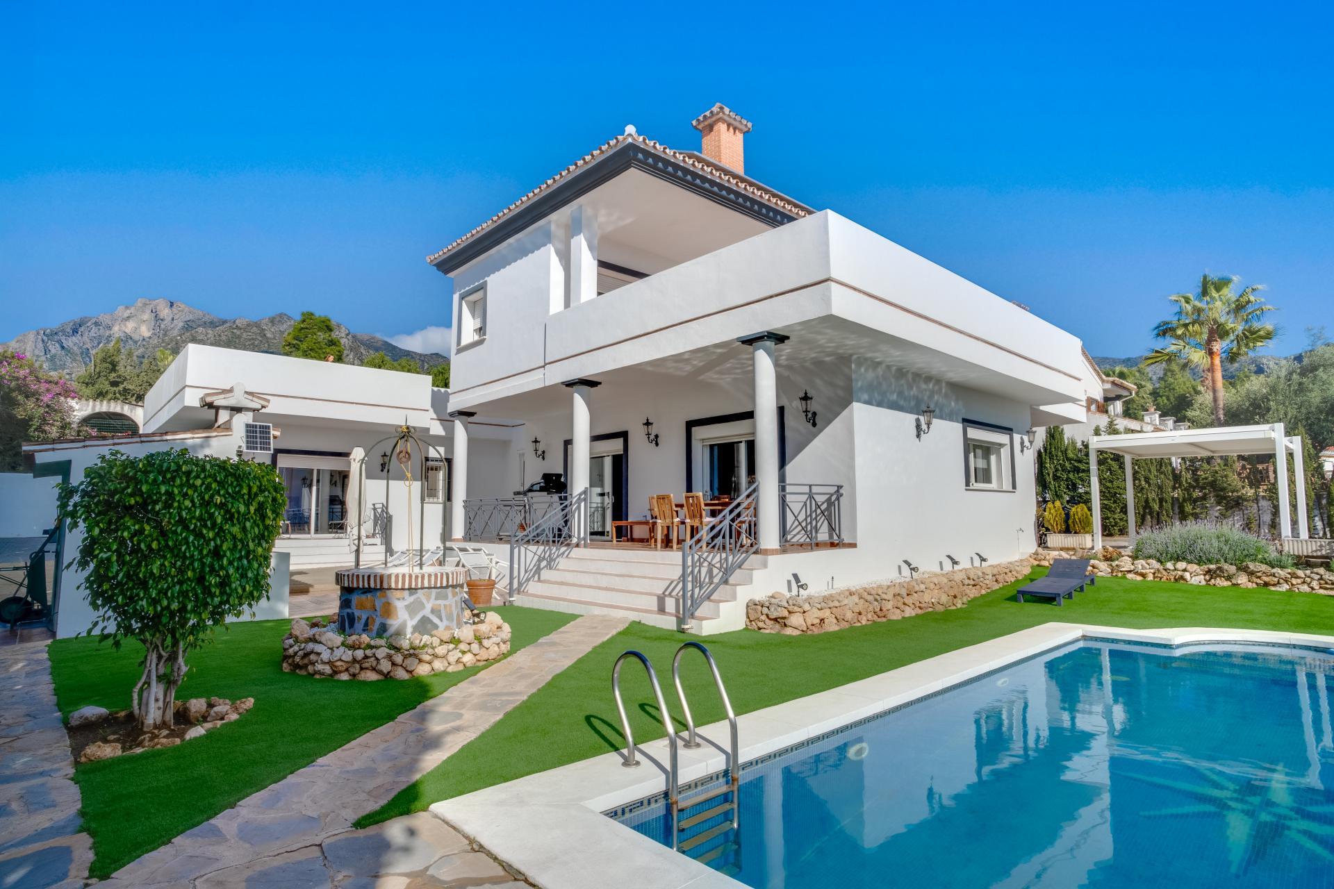 Grande villa cinq chambres à Xarblanca, Marbella avec vue sur la mer