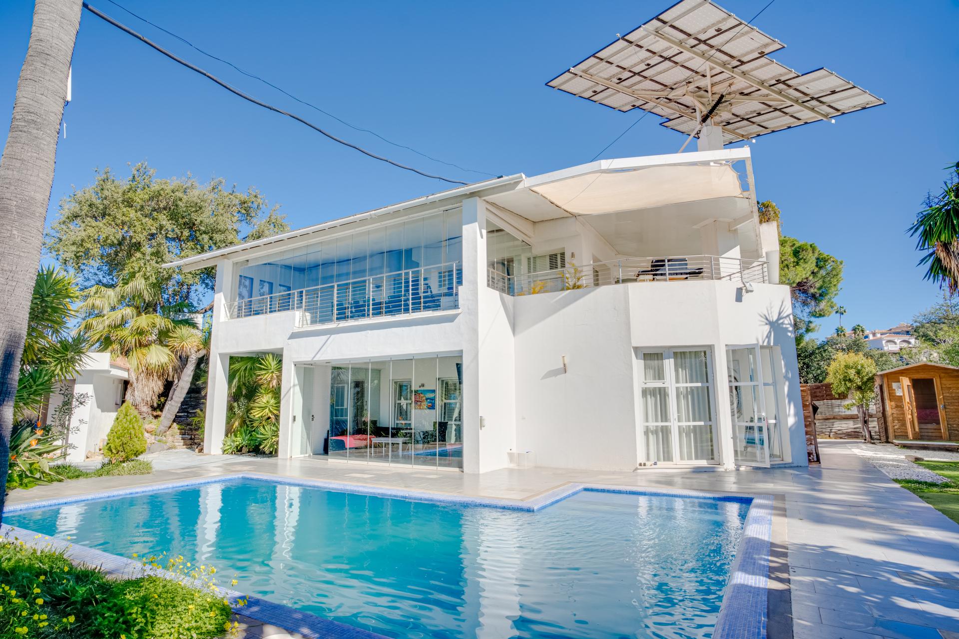 Villa de ocho dormitorios con orientación sur, en una zona tranquila de Elviria, Marbella con vistas al mar