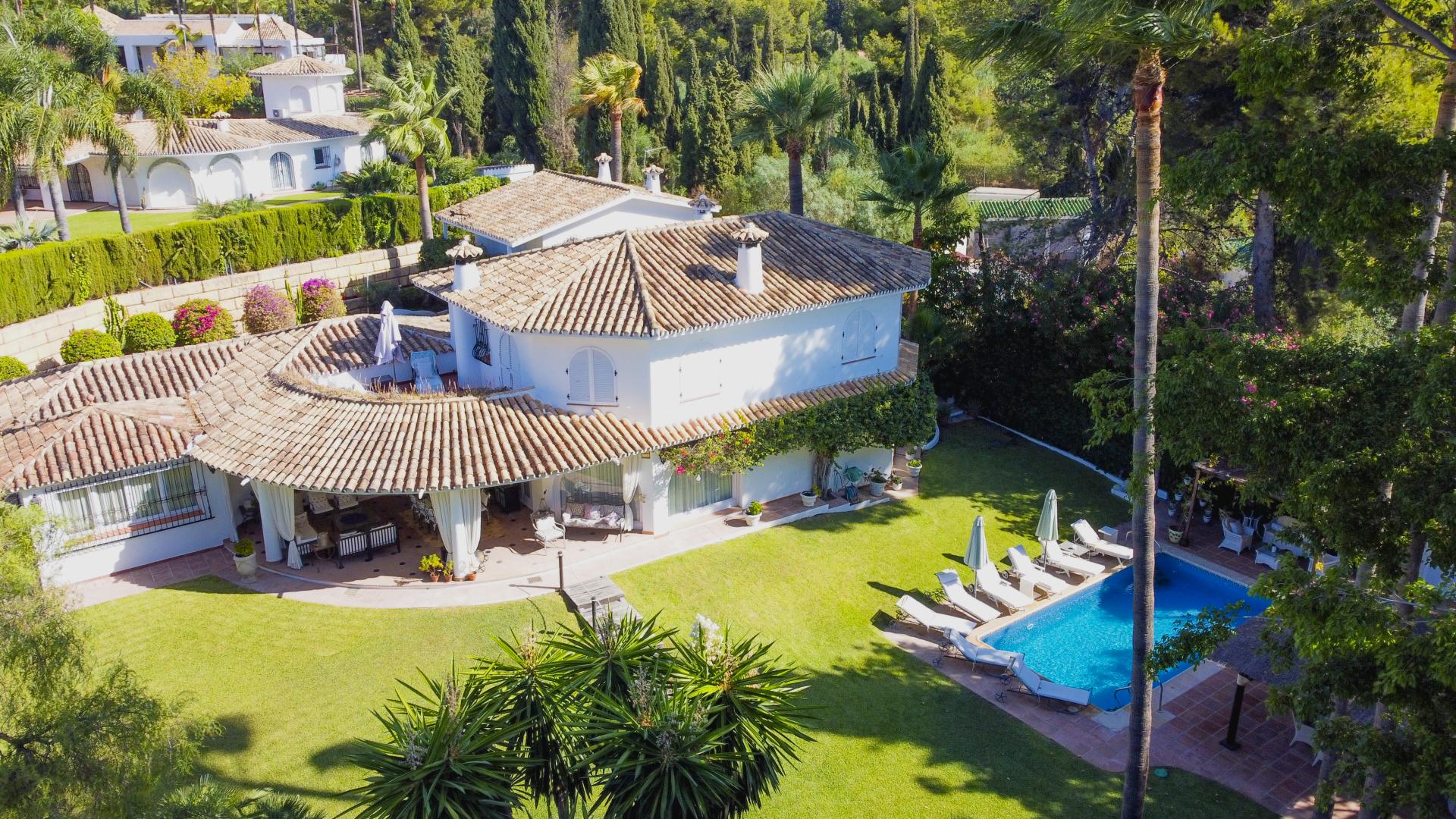 Underbart sex sovrum, söderläge villa i bostadsområdet Rocio de Nagueles, Marbella med gästlägenhet