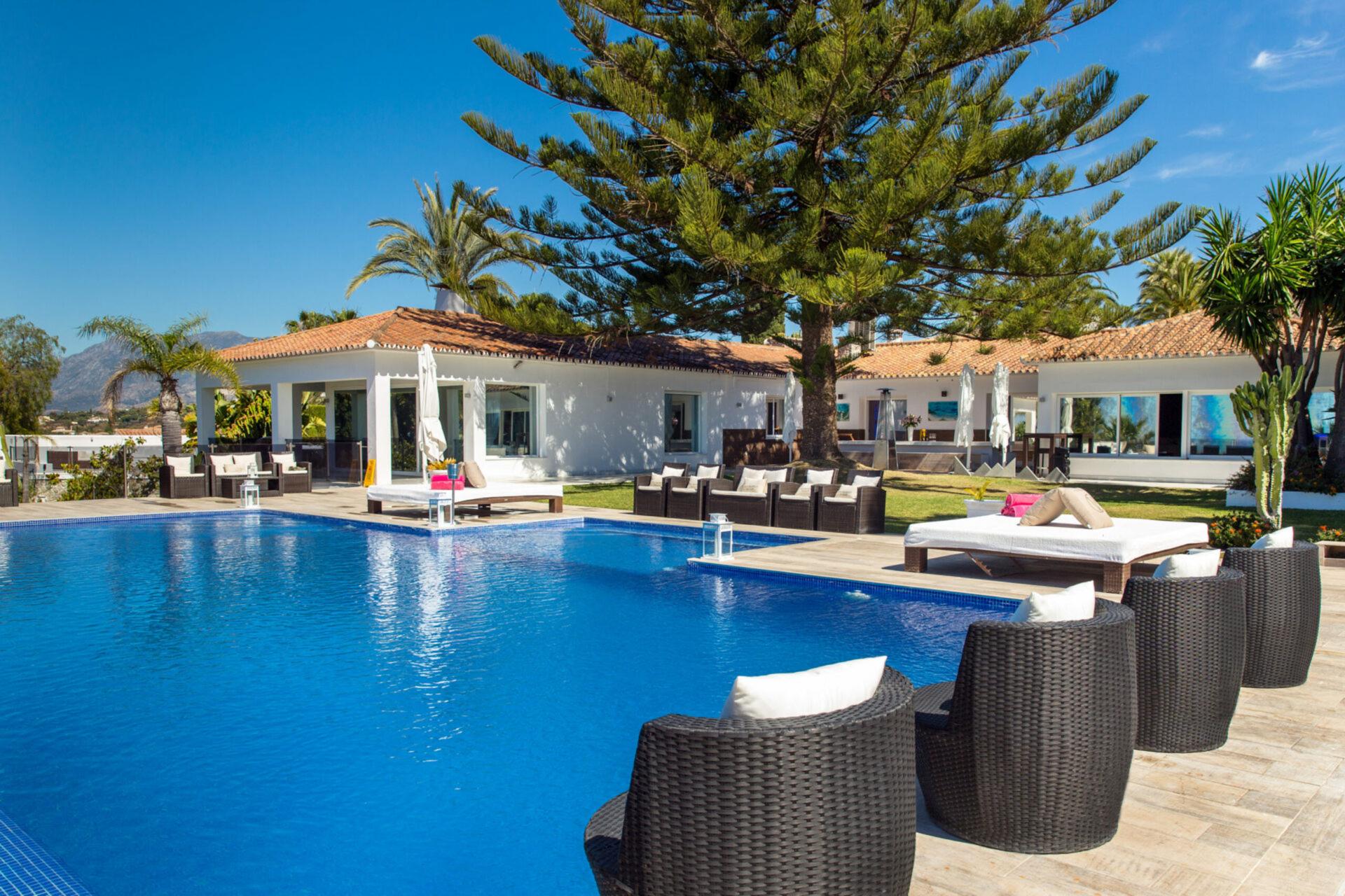 Dejlig otte værelses, østvendt villa bygget på en 3000m2 grund med fantastisk panoramaudsigt over Middelhavet