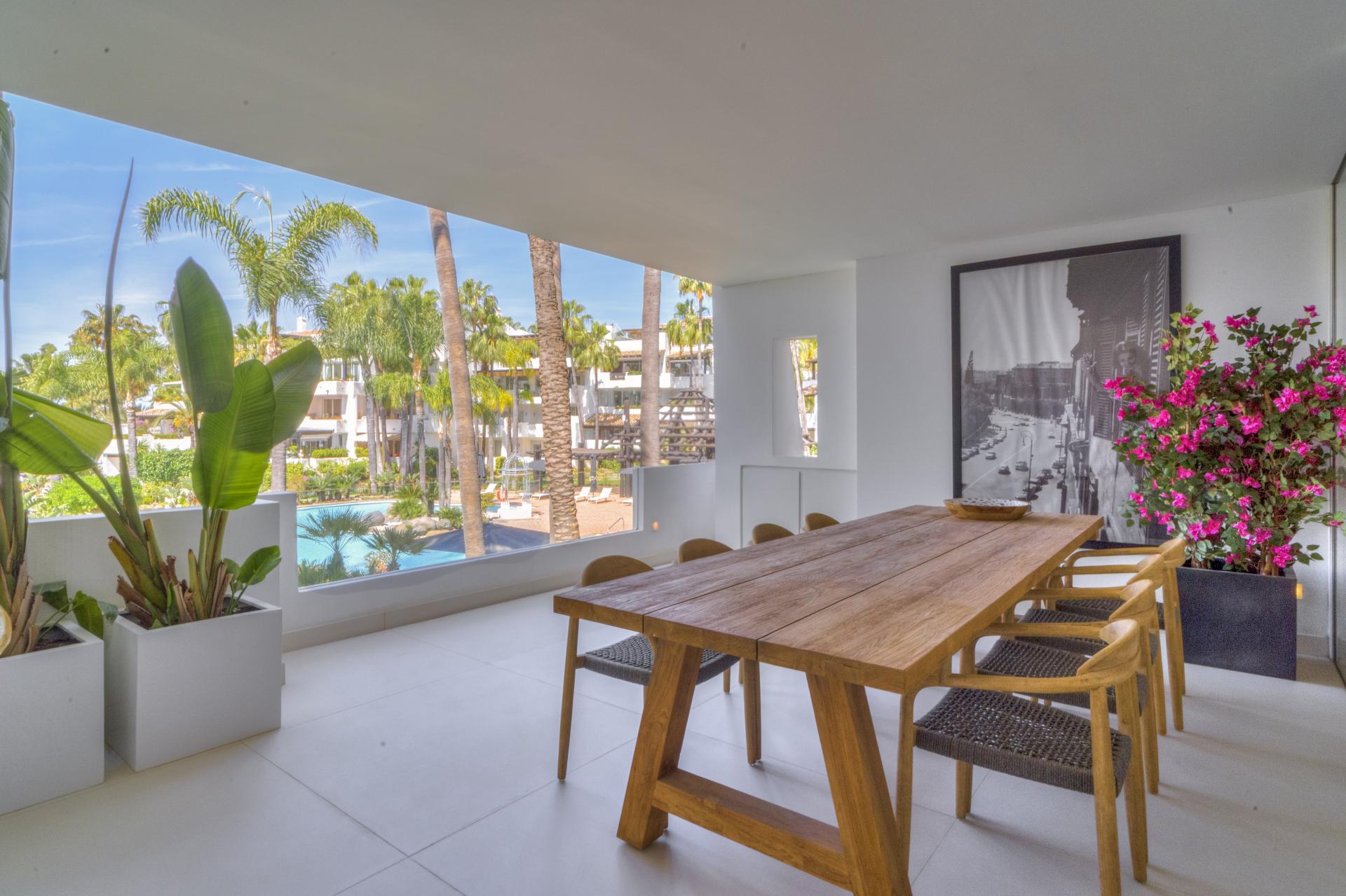 Elegante apartamento de playa de 3 dormitorios completamente renovado en Marina Puente Romano, Milla de Oro de Marbella