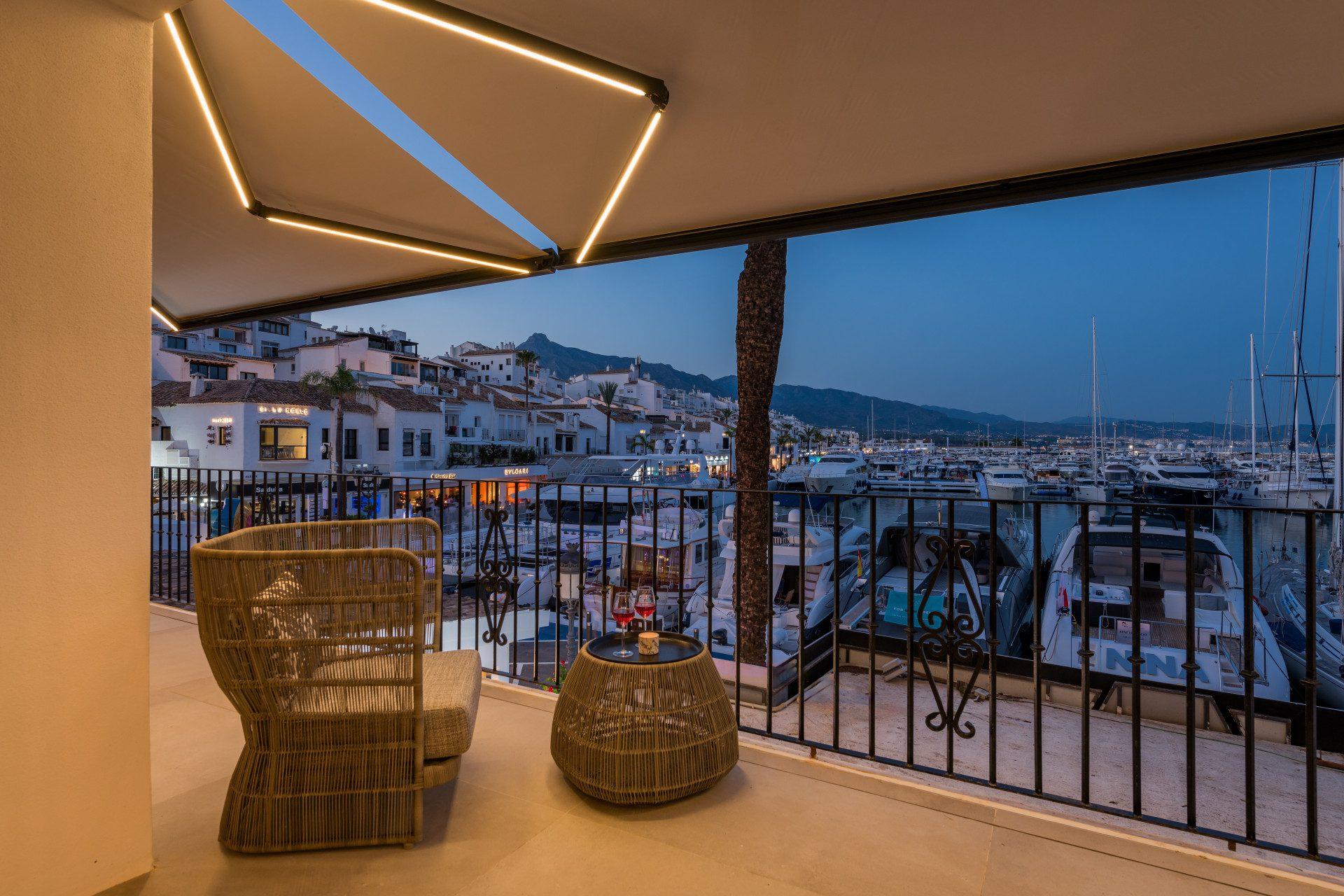 Appartement de luxe rénové en première ligne avec vues panoramiques à Benabola, Puerto Banús