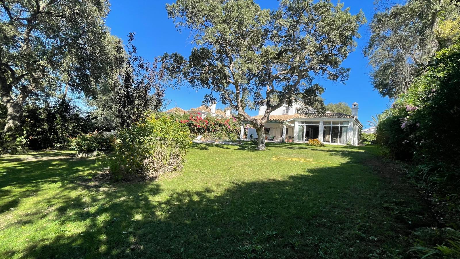 Charmante villa orientée à l'ouest dans la zone C, Sotogrande Alto