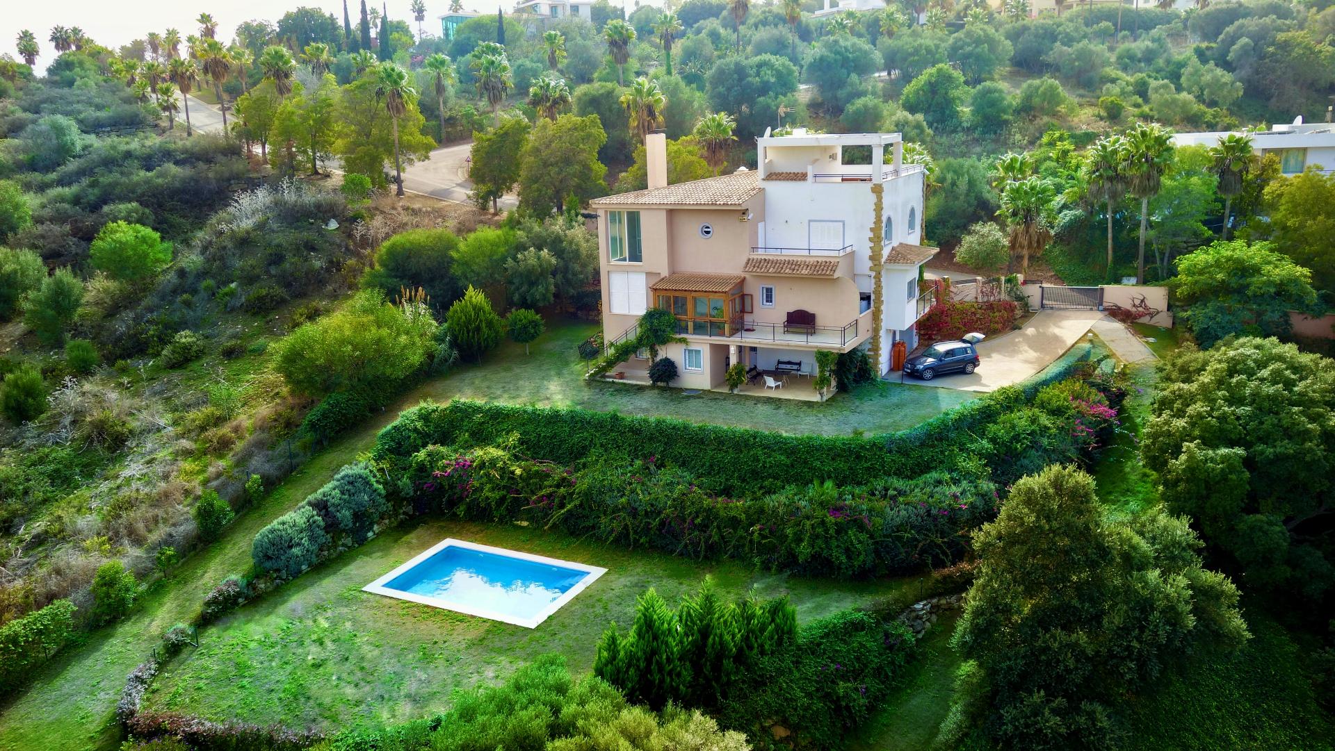 Villa familiale spacieuse avec un potentiel énorme à Sotogrande Alto