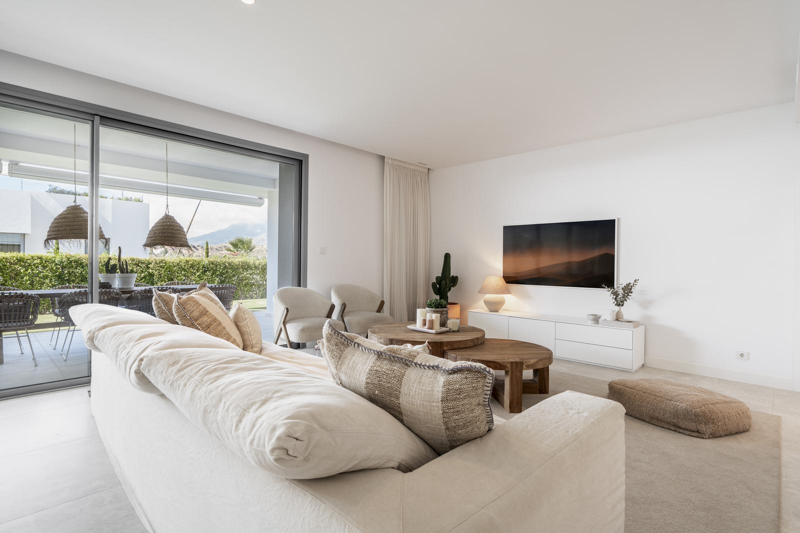 Luxe Begane Grond Appartement met Tuin en Gedeeld Zeezicht in Marbella Oost