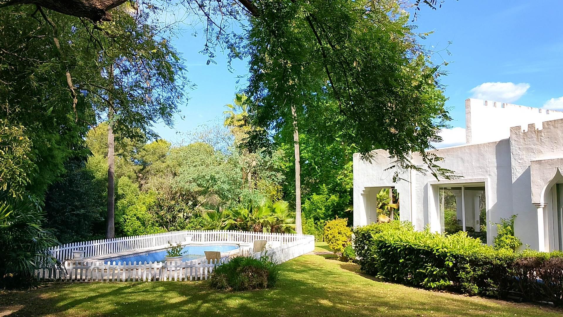 Spacious property for renovation in El Paraiso Medio , Estepona East