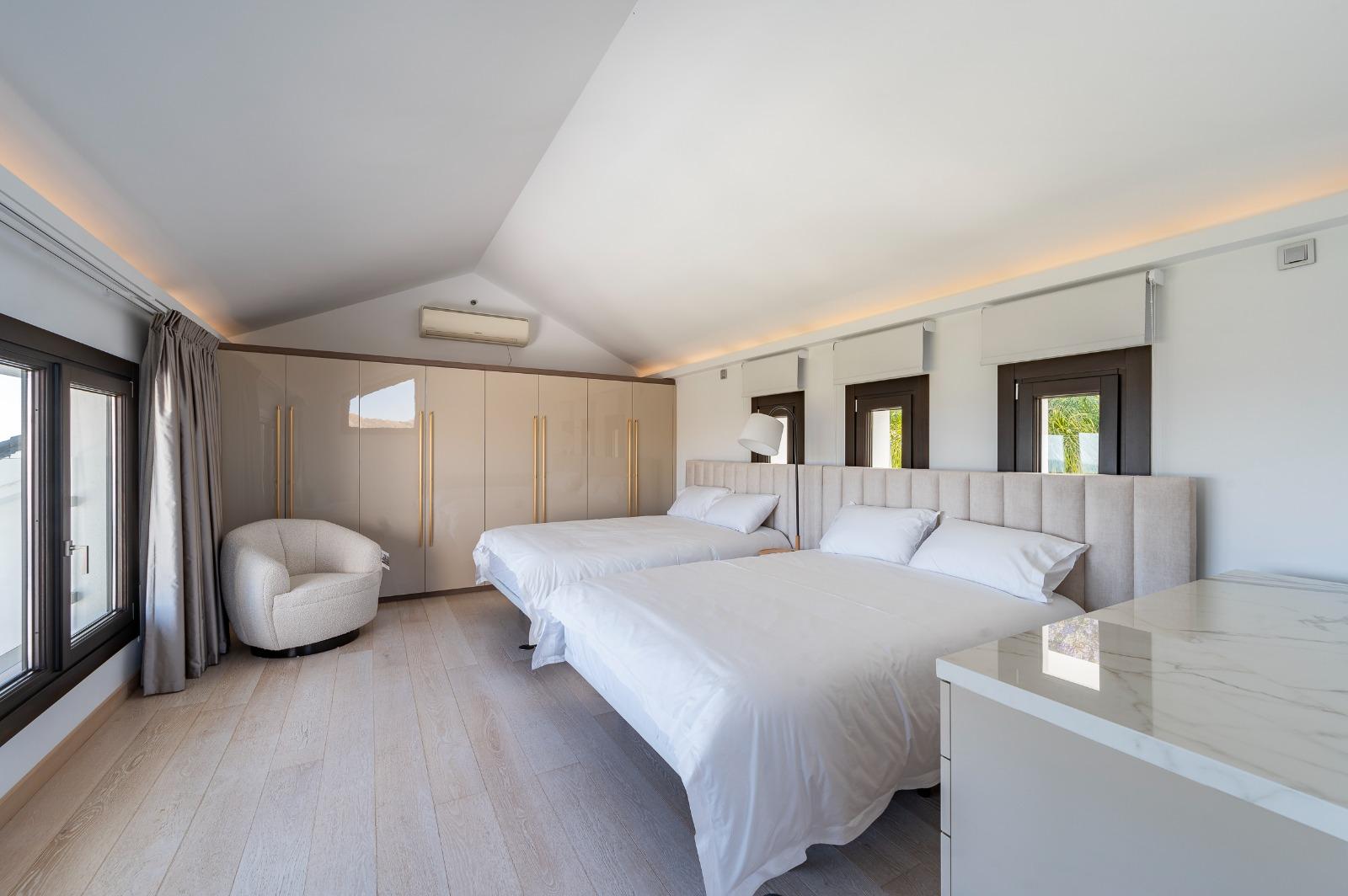 Villa for sale in Los Flamingos Golf, Benahavis